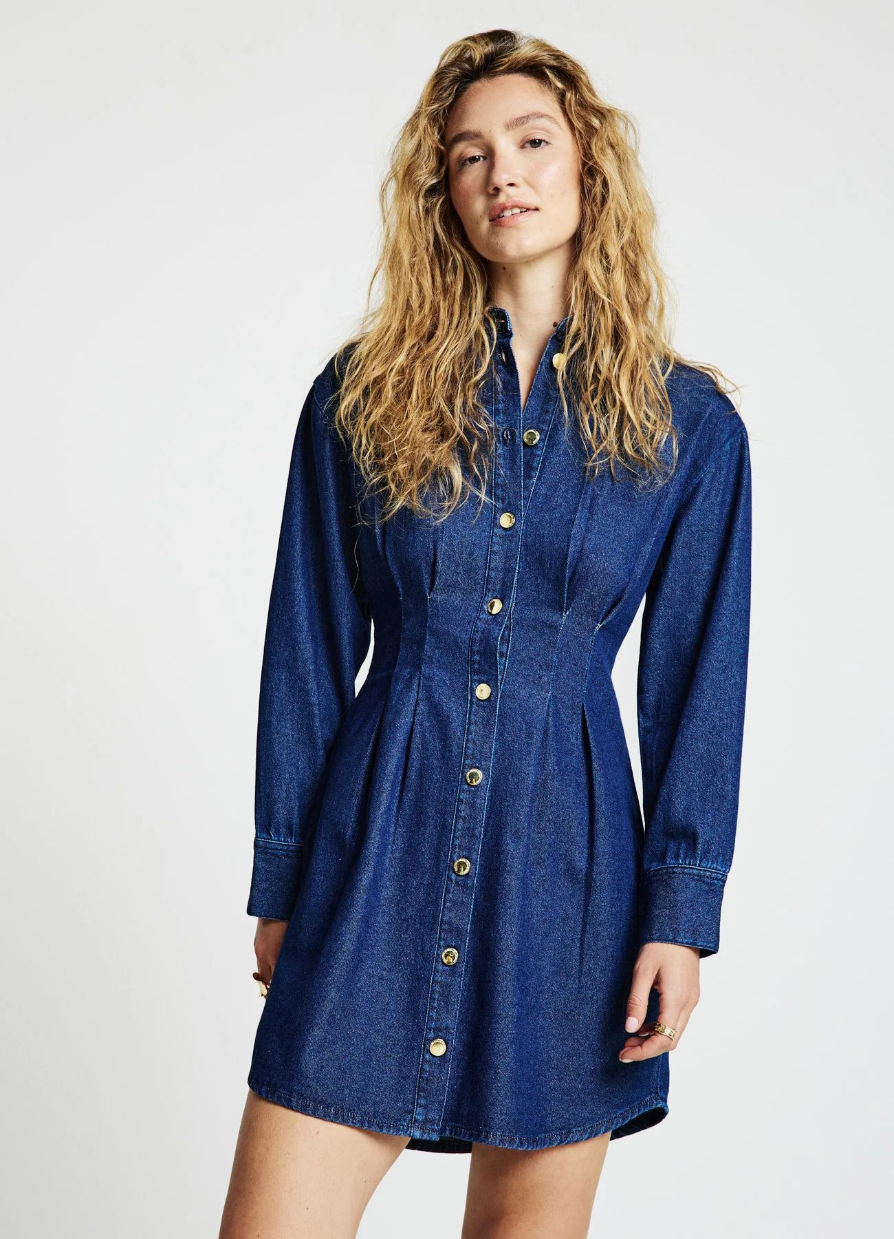 Abito denim con pinces e bottoni