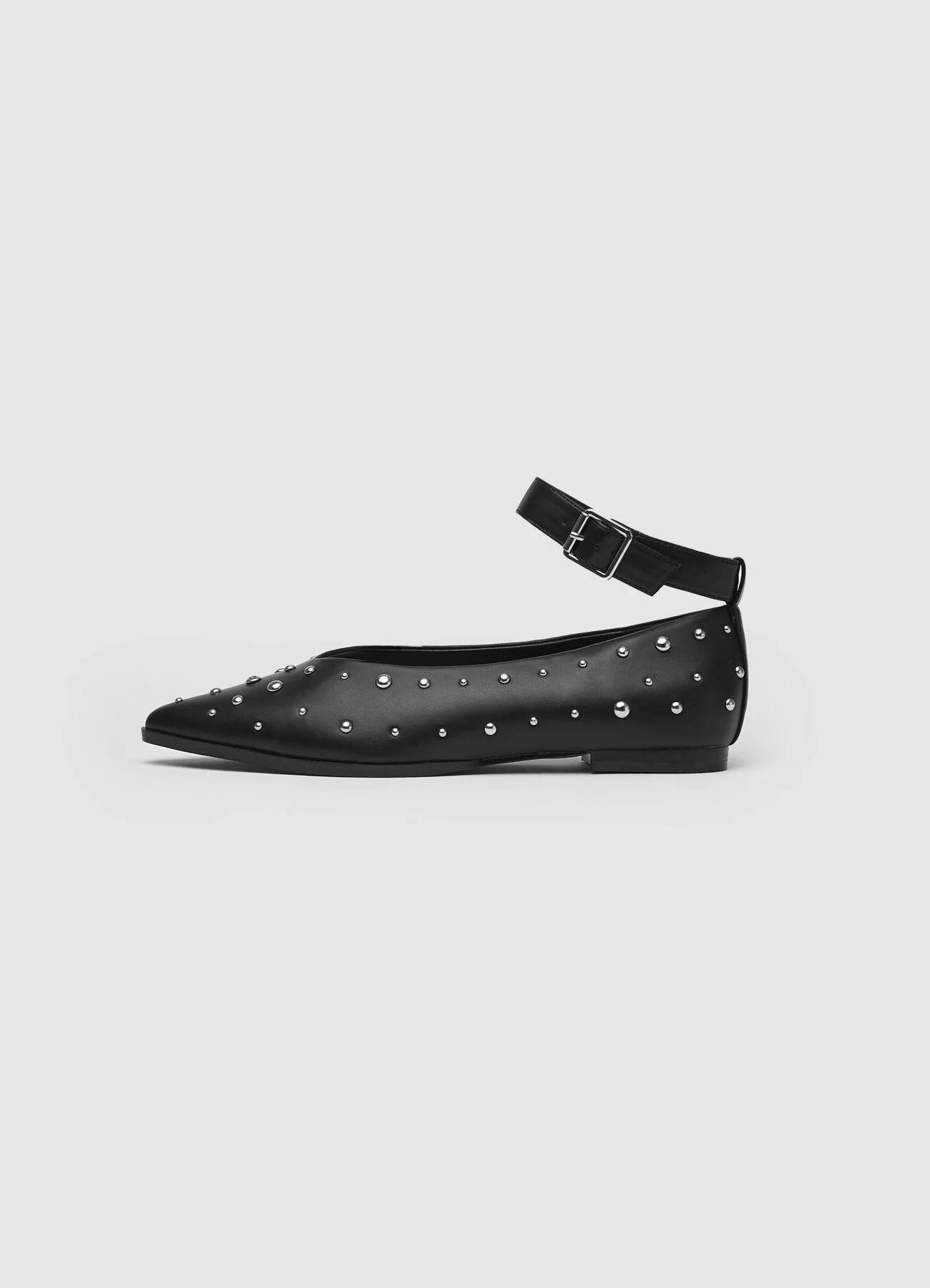 Ballerine con borchie e cinturino