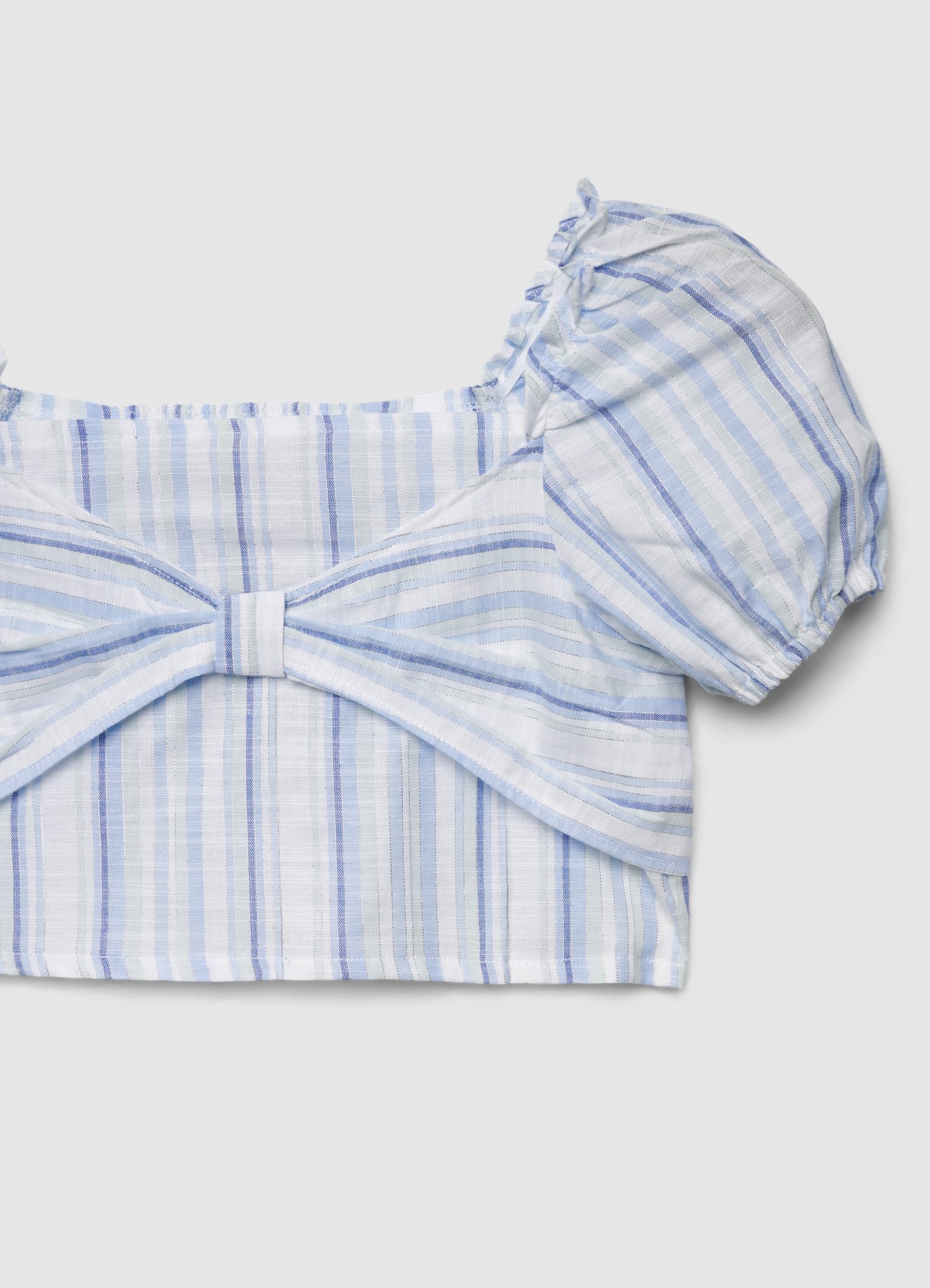 Blusa a righe con fiocco e maniche a sbuffo