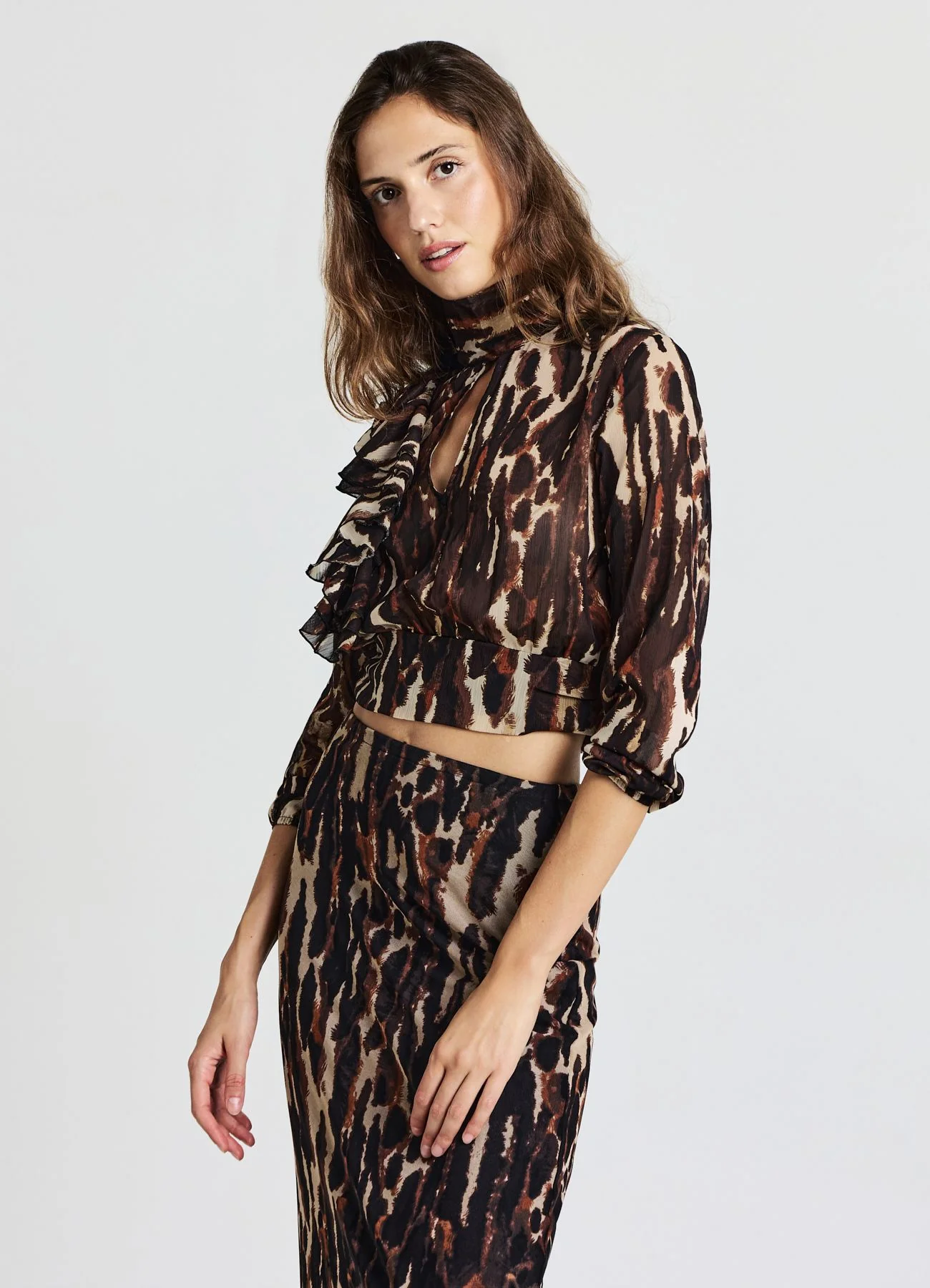 Blusa animalier con volant - Image 2