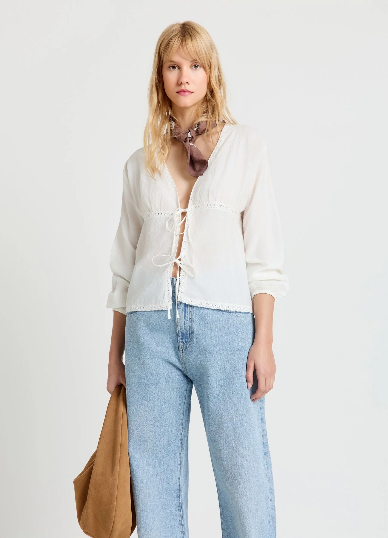 Blusa con laccetti e inserti in macramè - Image 3