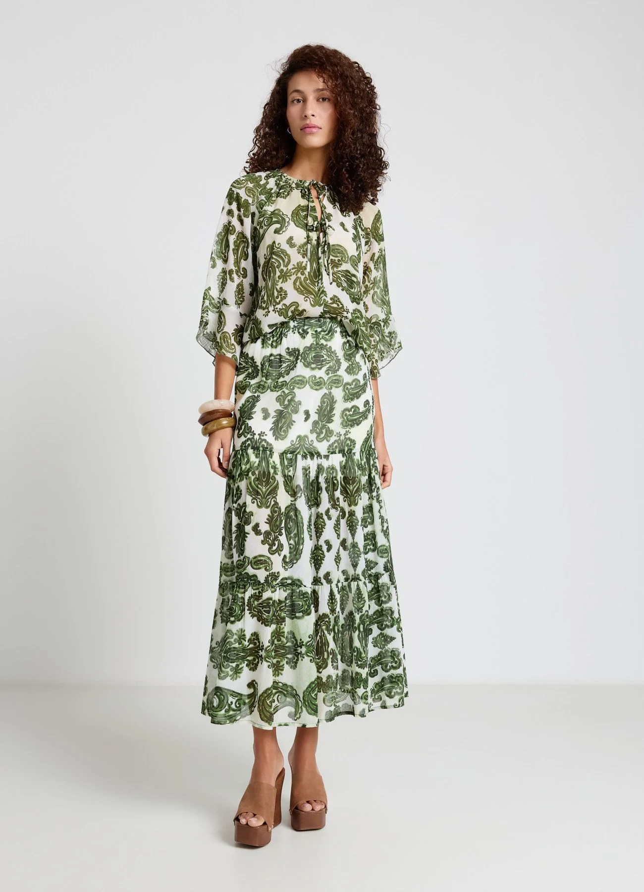 Blusa con laccetti e stampa paisley