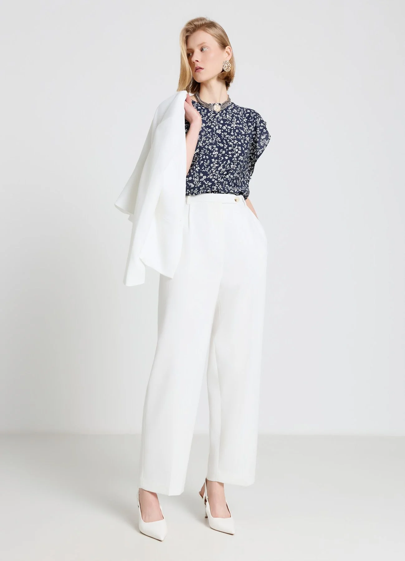 Blusa con maniche a rouche e stampa floreale