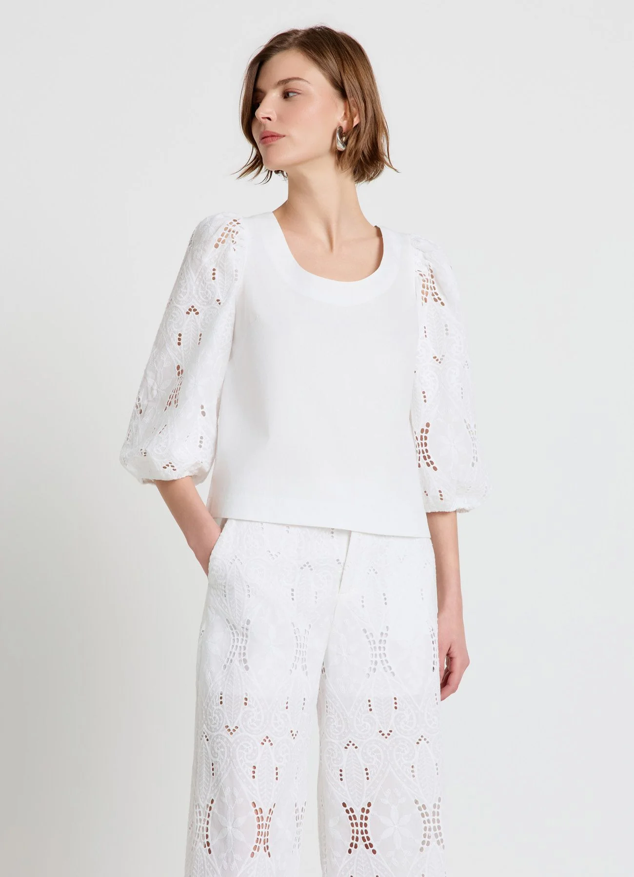 Blusa con maniche sangallo e scollo ampio