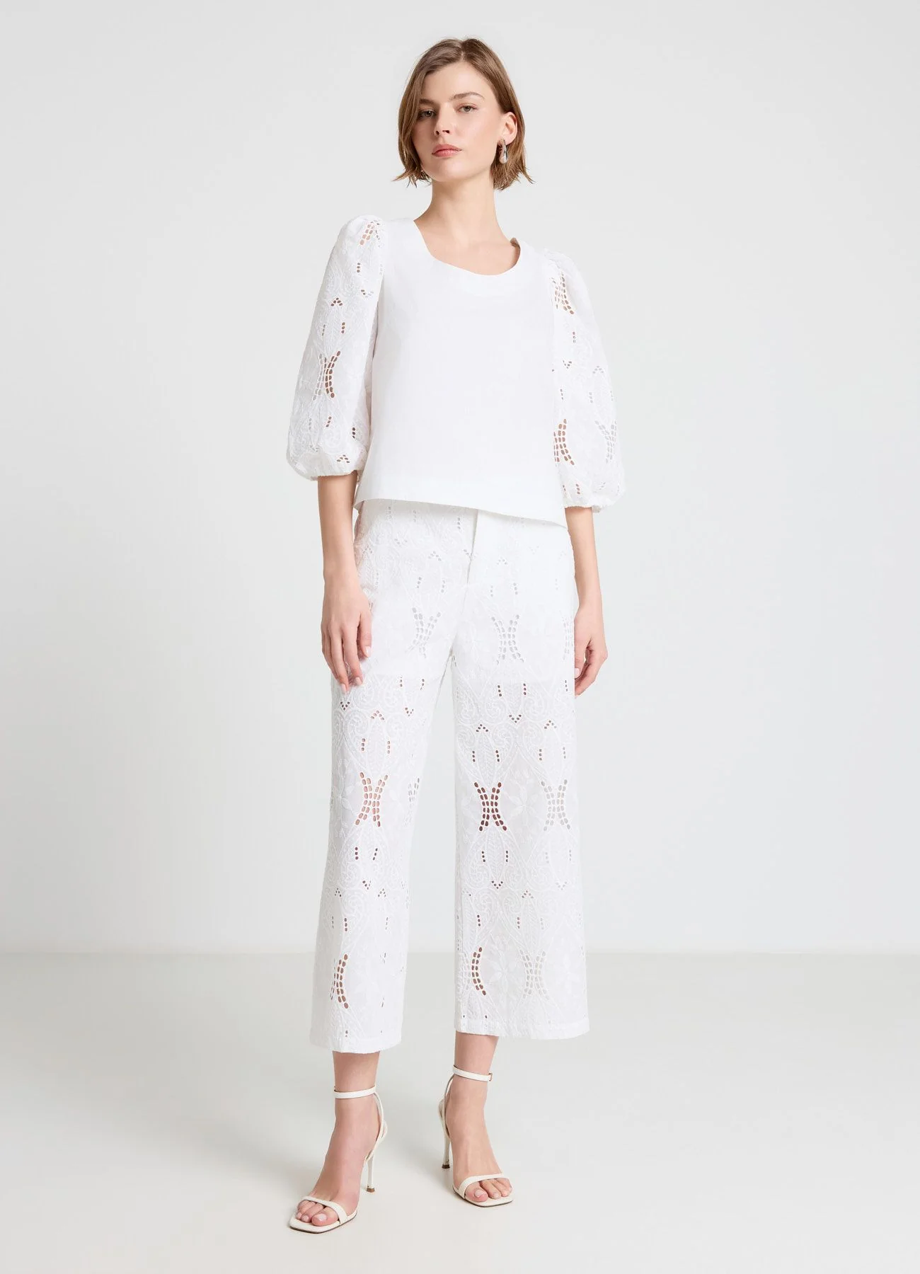 Blusa con maniche sangallo e scollo ampio - Image 2