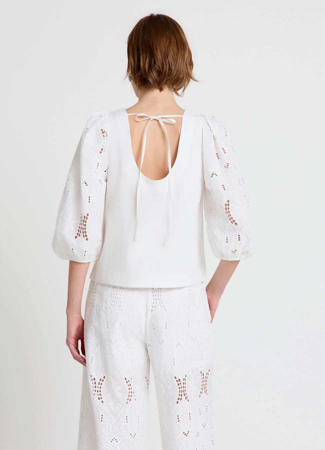 Blusa con maniche sangallo e scollo ampio - Image 3