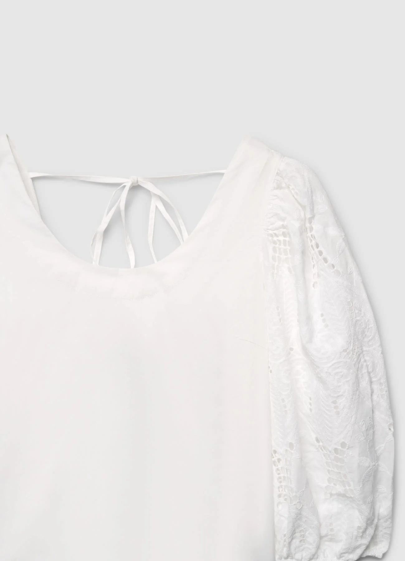 Blusa con maniche sangallo e scollo ampio - Image 6
