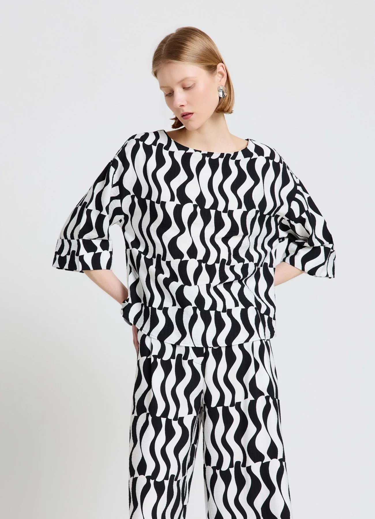 Blusa con maniche tre quarti stampa geometrica - Image 2