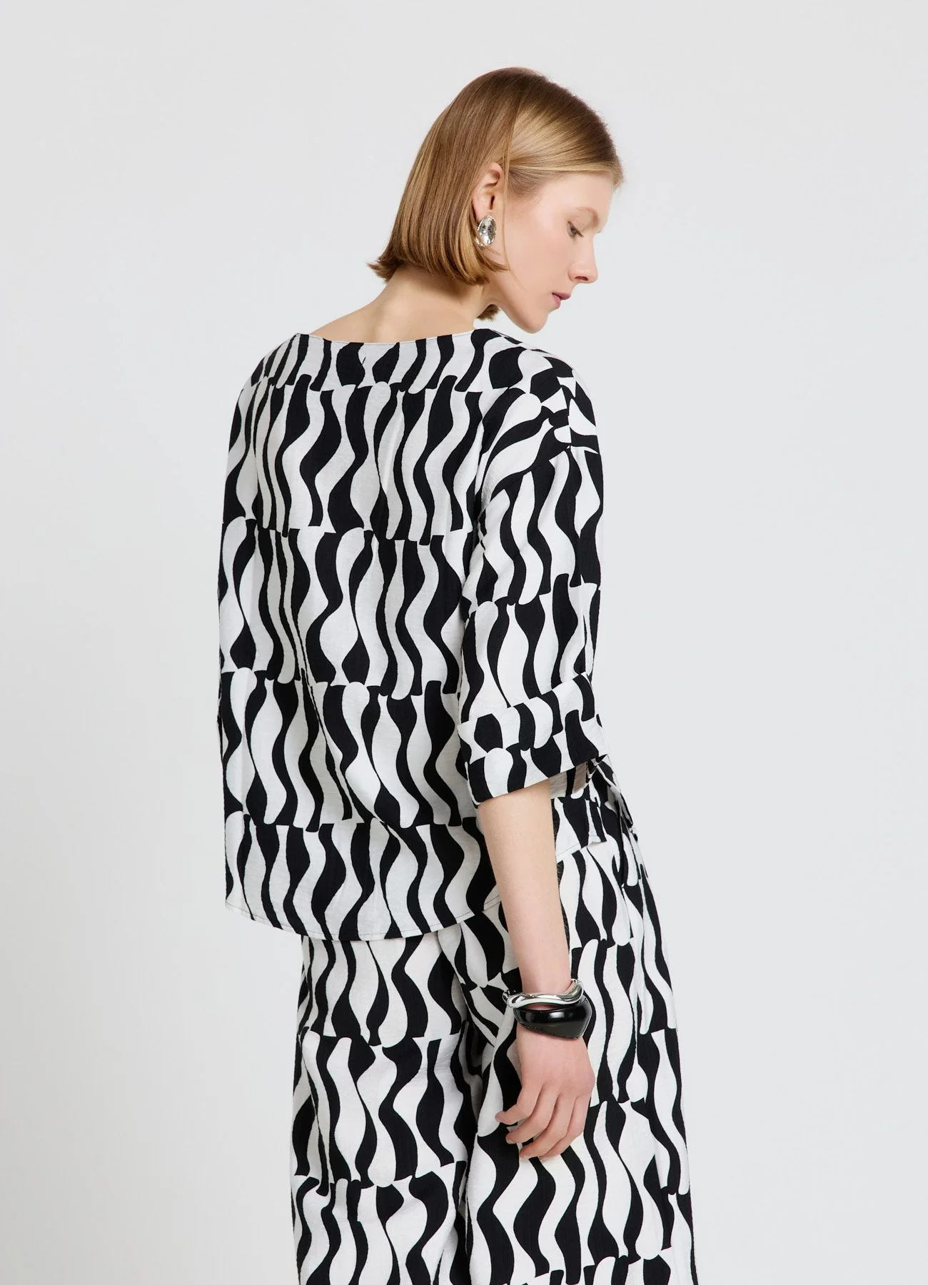 Blusa con maniche tre quarti stampa geometrica - Image 3