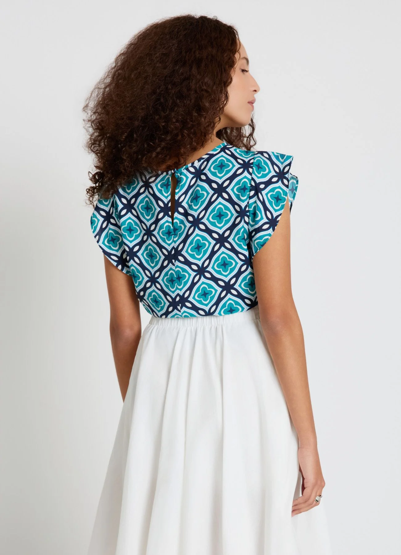 Blusa con stampa geometrica e maniche a rouche