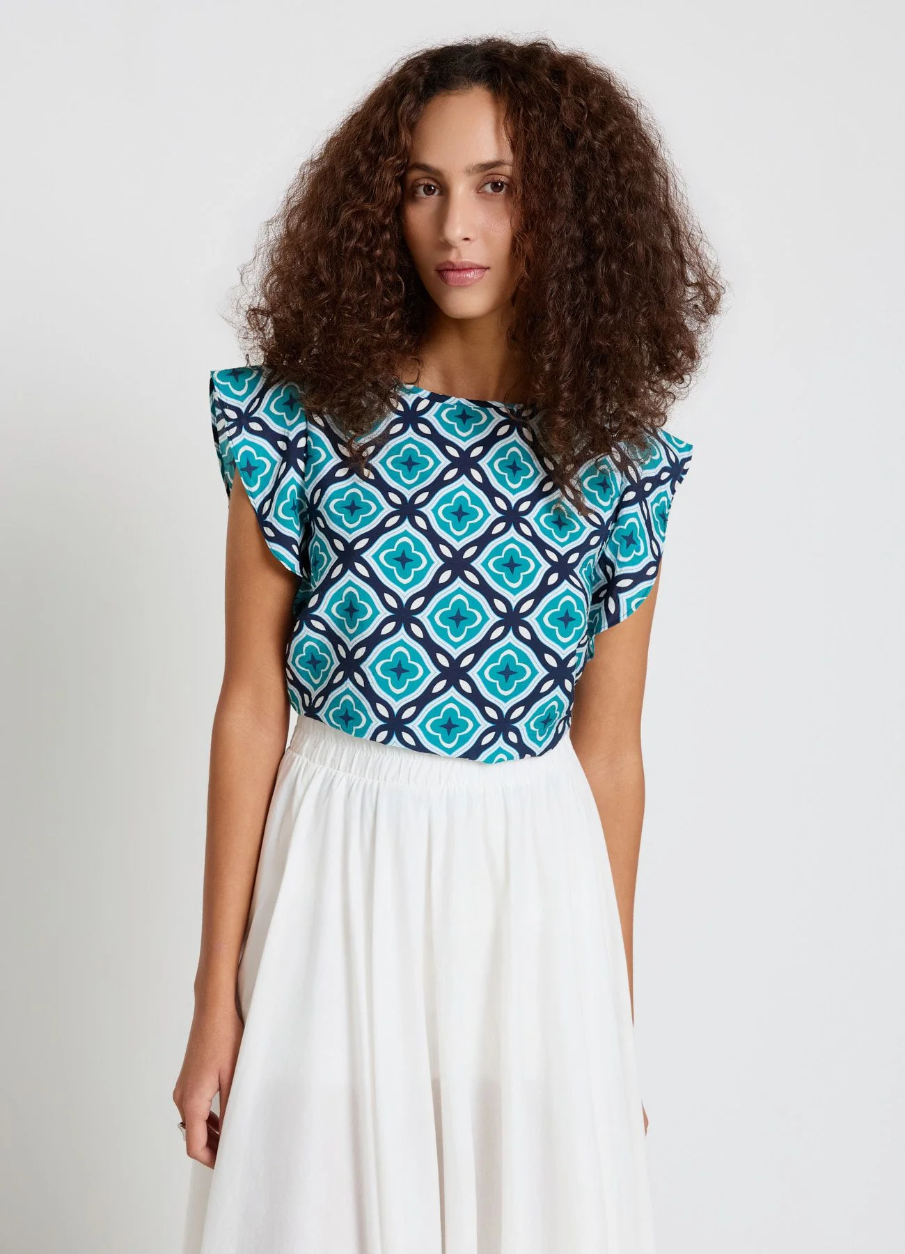 Blusa con stampa geometrica e maniche a rouche - Image 3