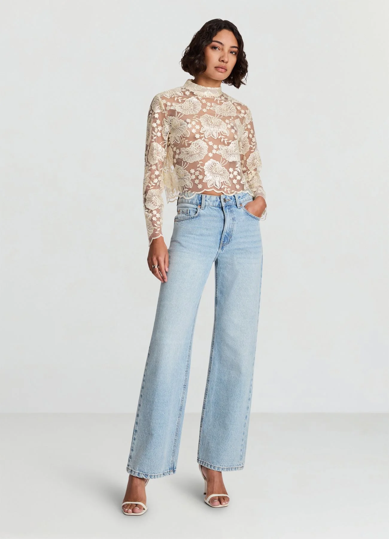 Blusa in pizzo con paillettes