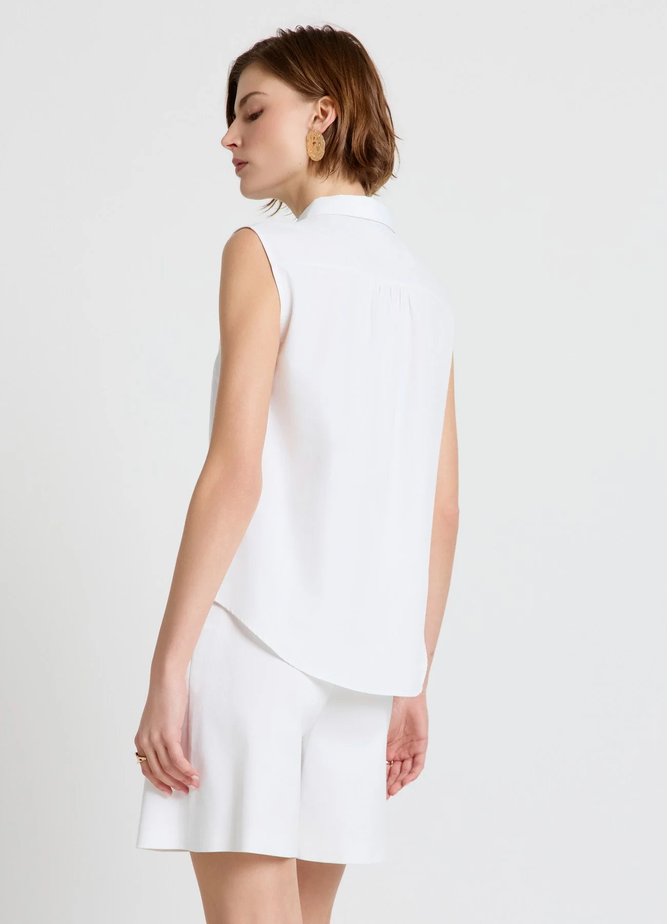 Blusa smanicata con colletto classico e scollo a V