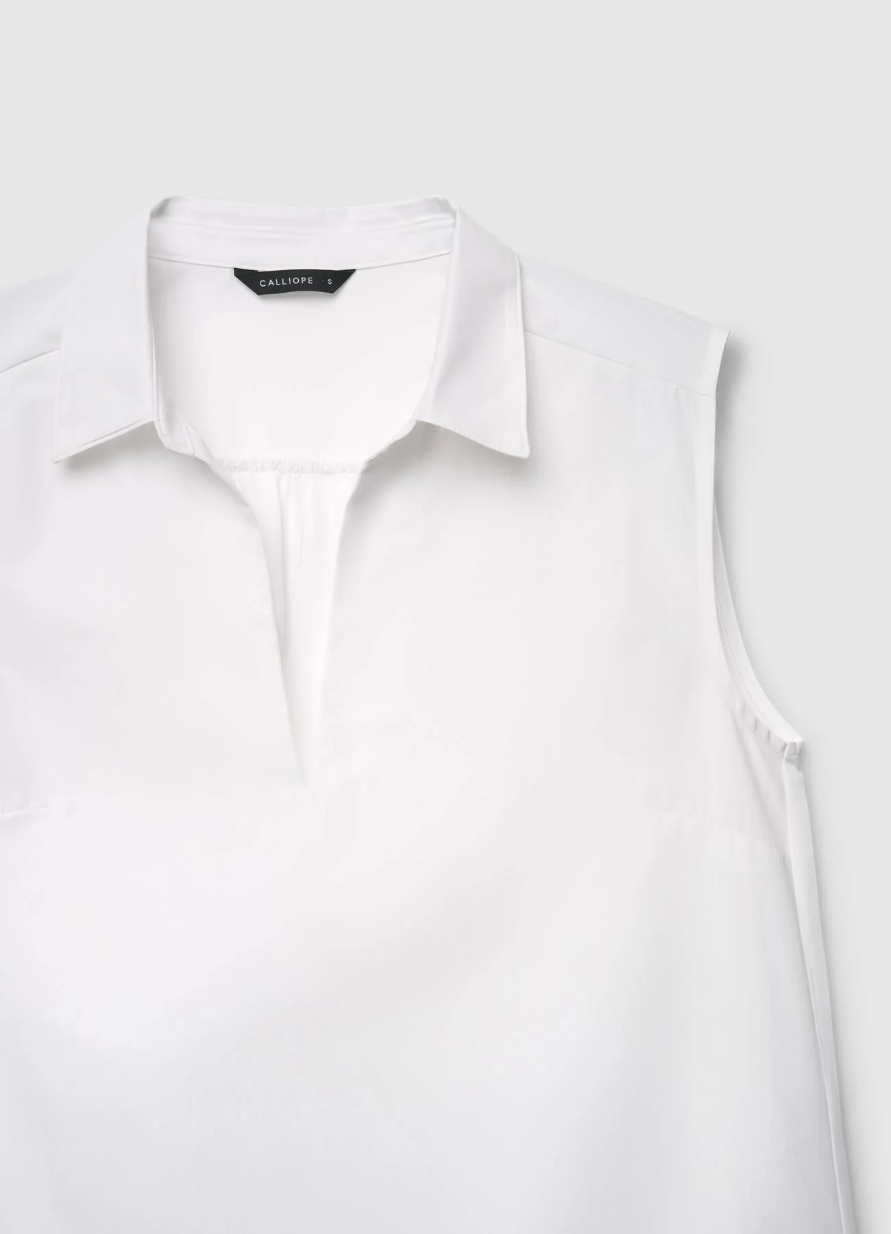 Blusa smanicata con colletto classico e scollo a V - Image 6