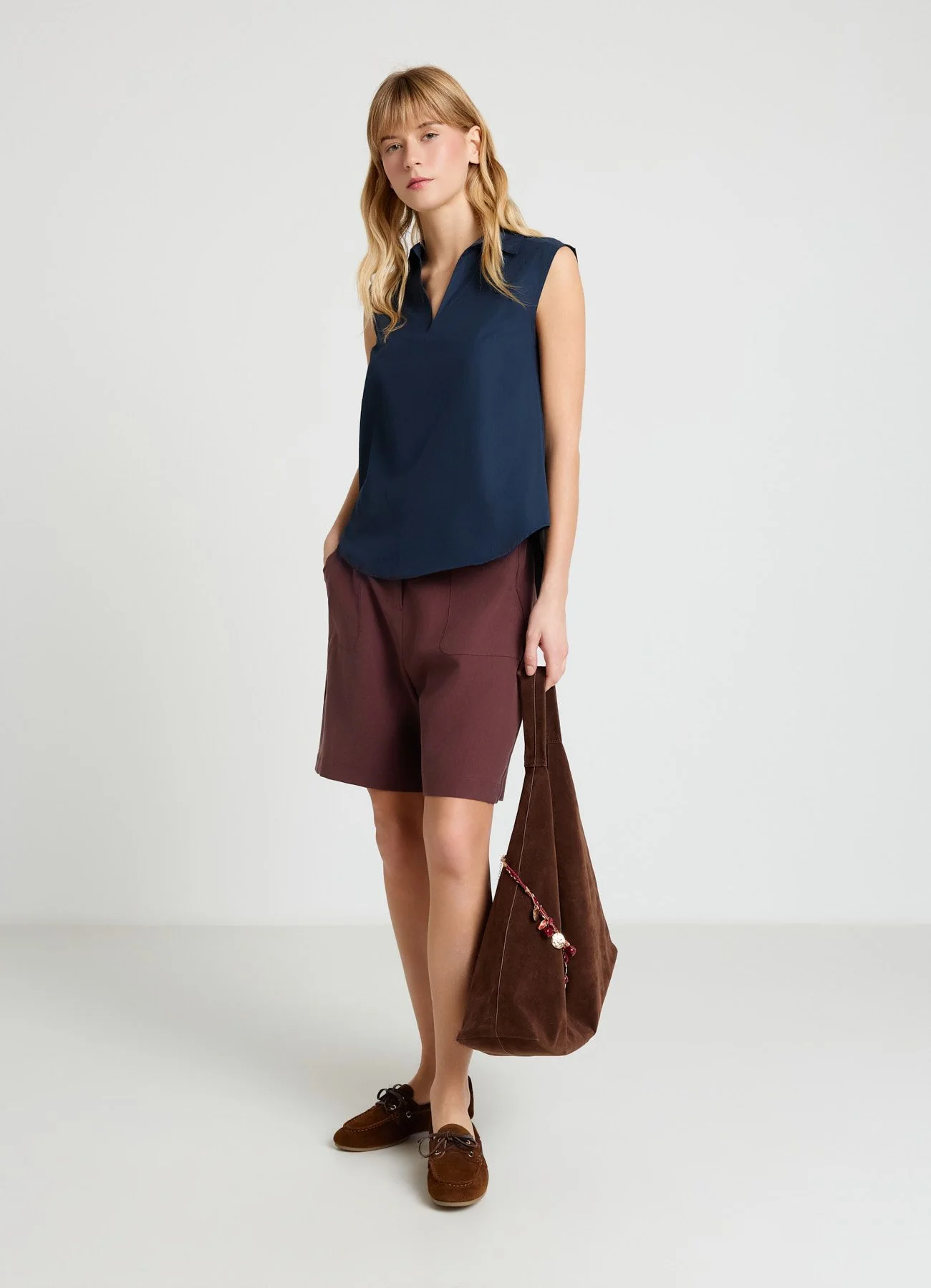 Blusa smanicata con colletto classico e scollo a V