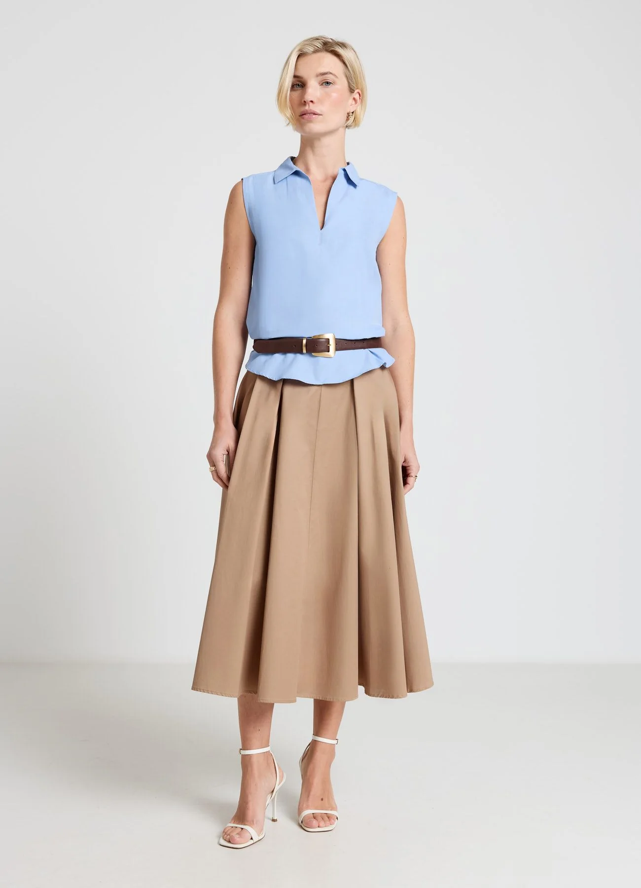 Blusa smanicata con colletto classico e scollo a V