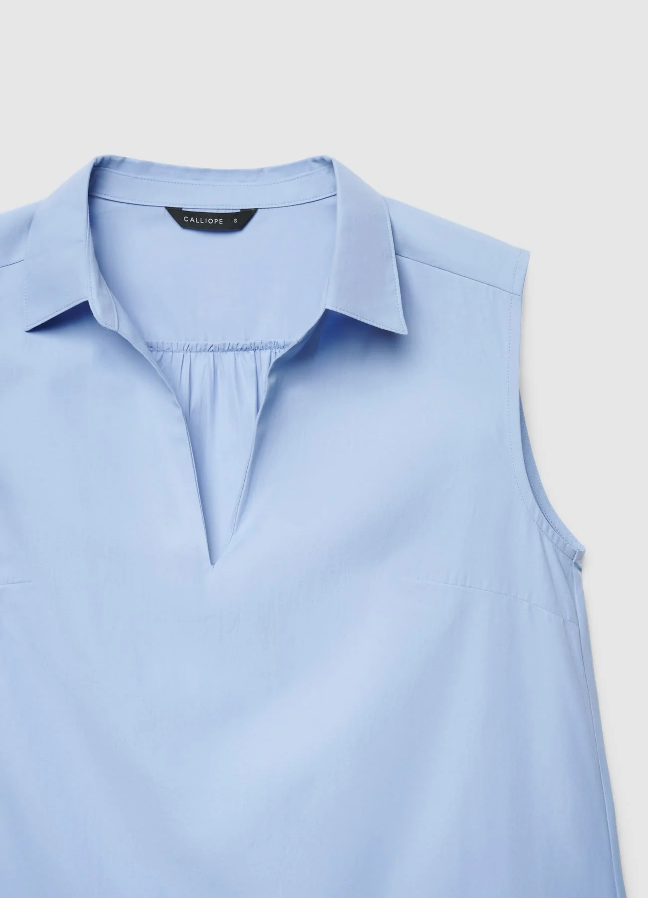 Blusa smanicata con colletto classico e scollo a V - Image 4