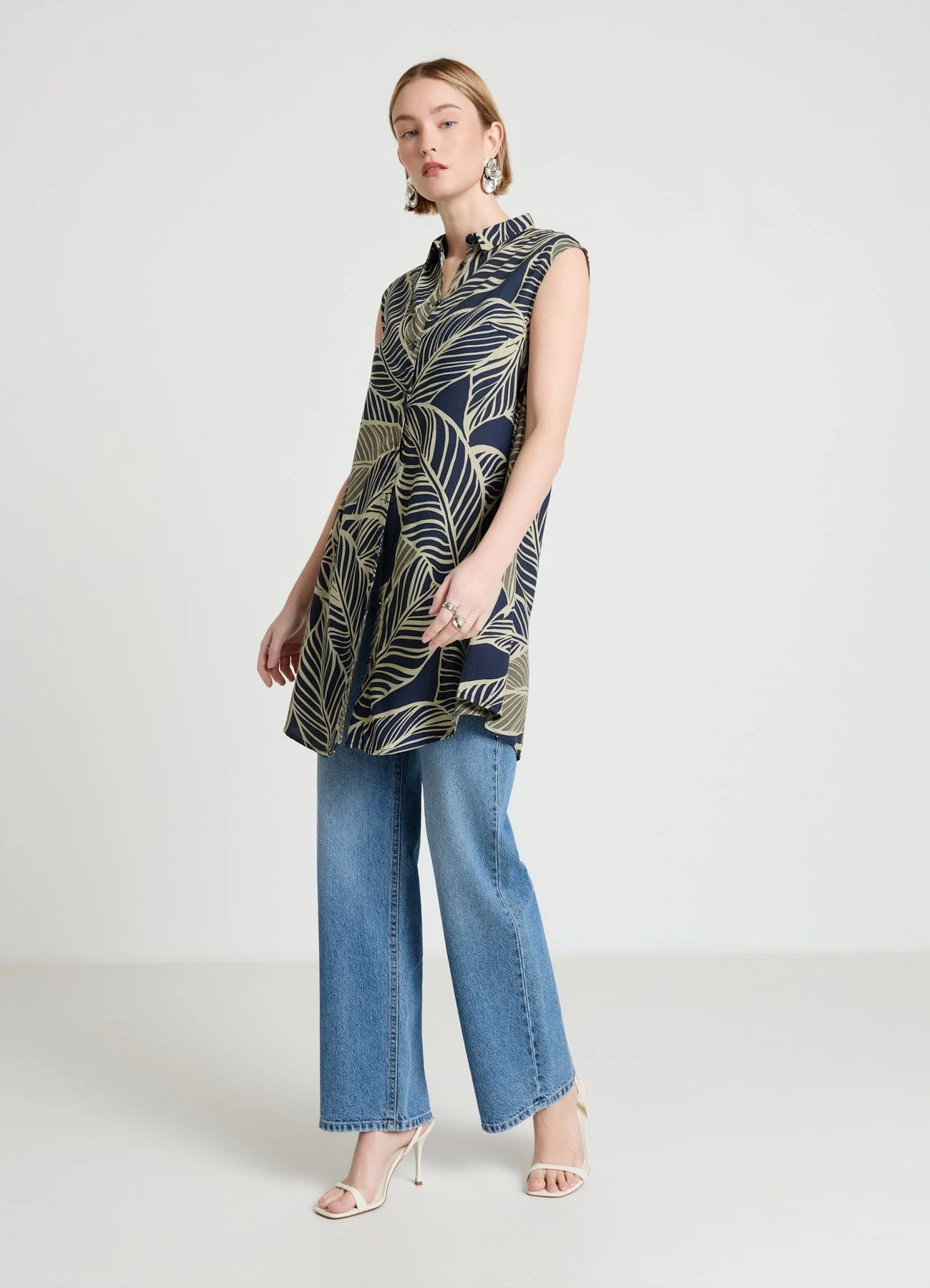 Blusa smanicata con stampa paisley