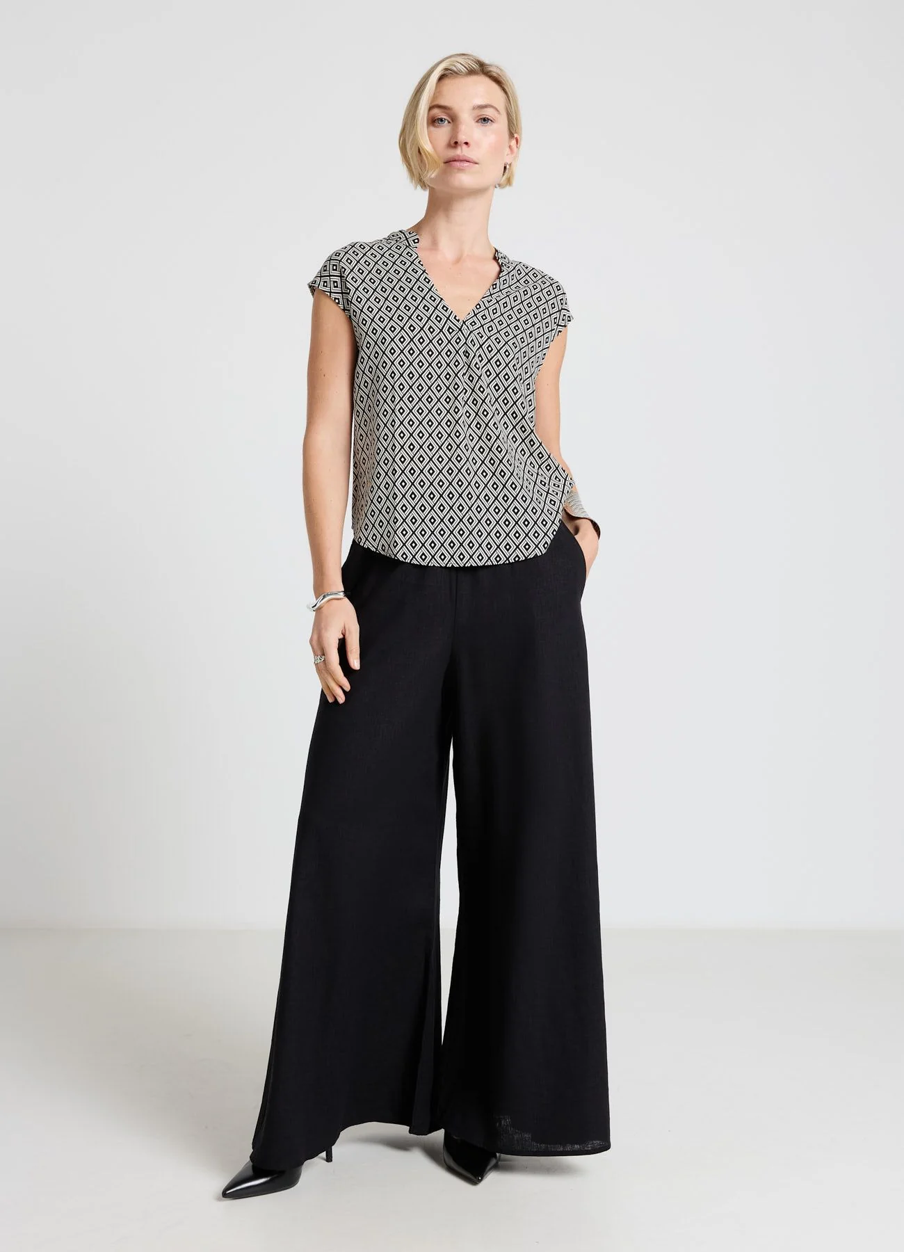 Camicia a maniche corte con stampa geometrica e collo coreano