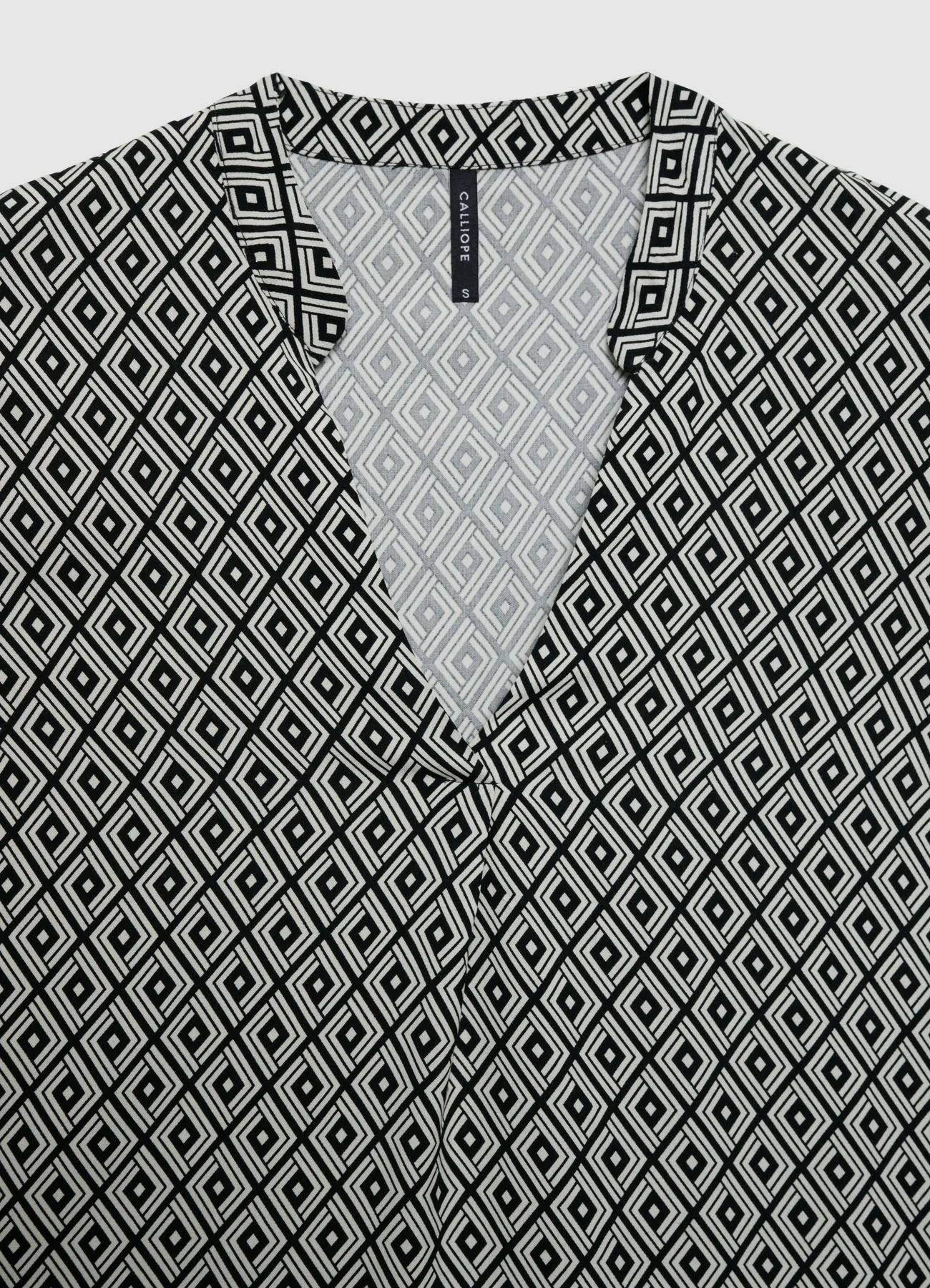 Camicia a maniche corte con stampa geometrica e collo coreano - Image 6