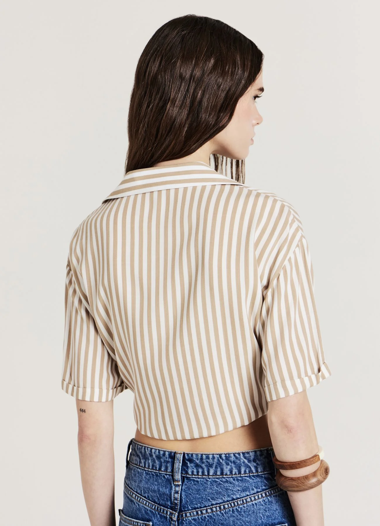 Camicia a righe con nodo