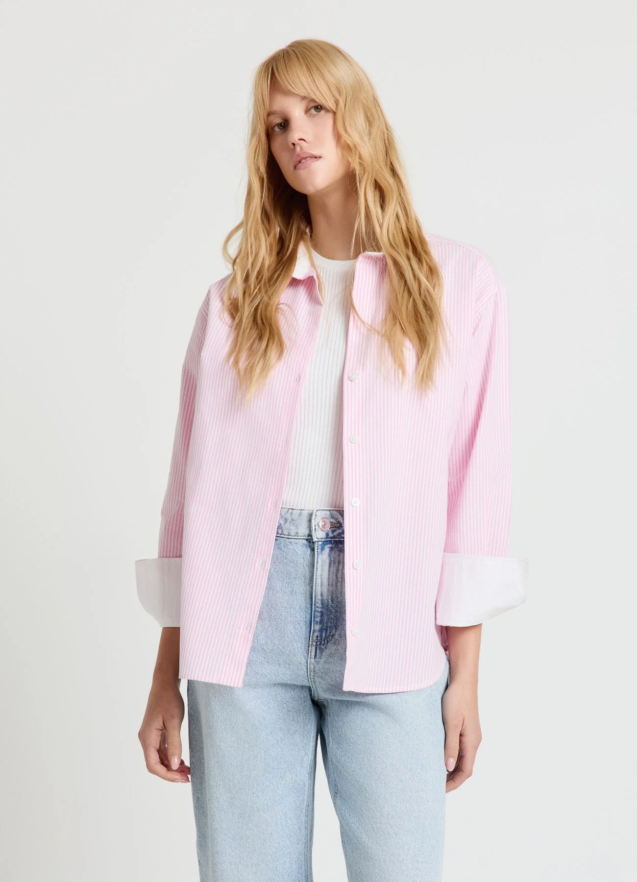 Camicia a righe con scollo a V - Image 2