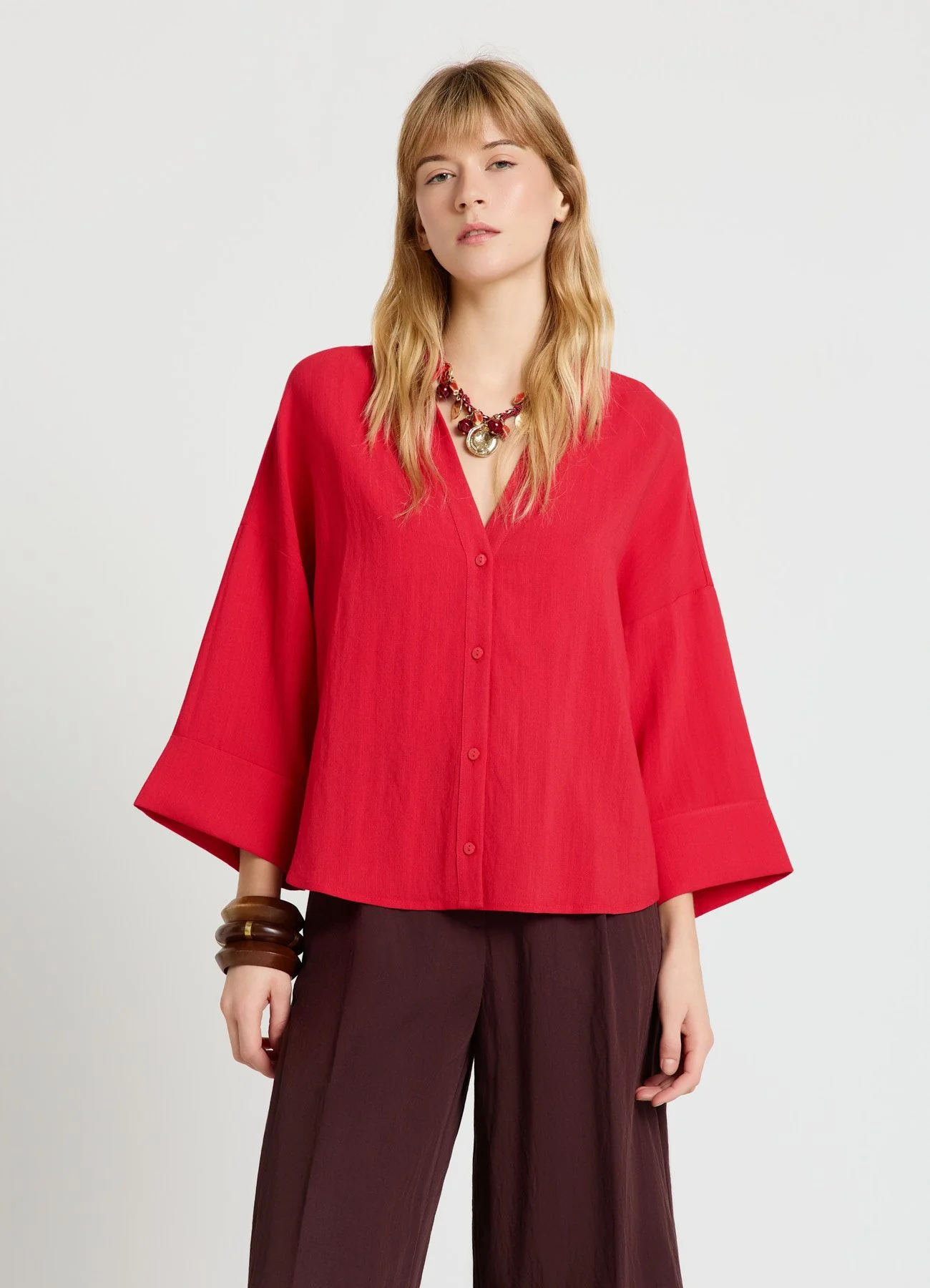Camicia ampia con scollo a V e bottoni - Image 2