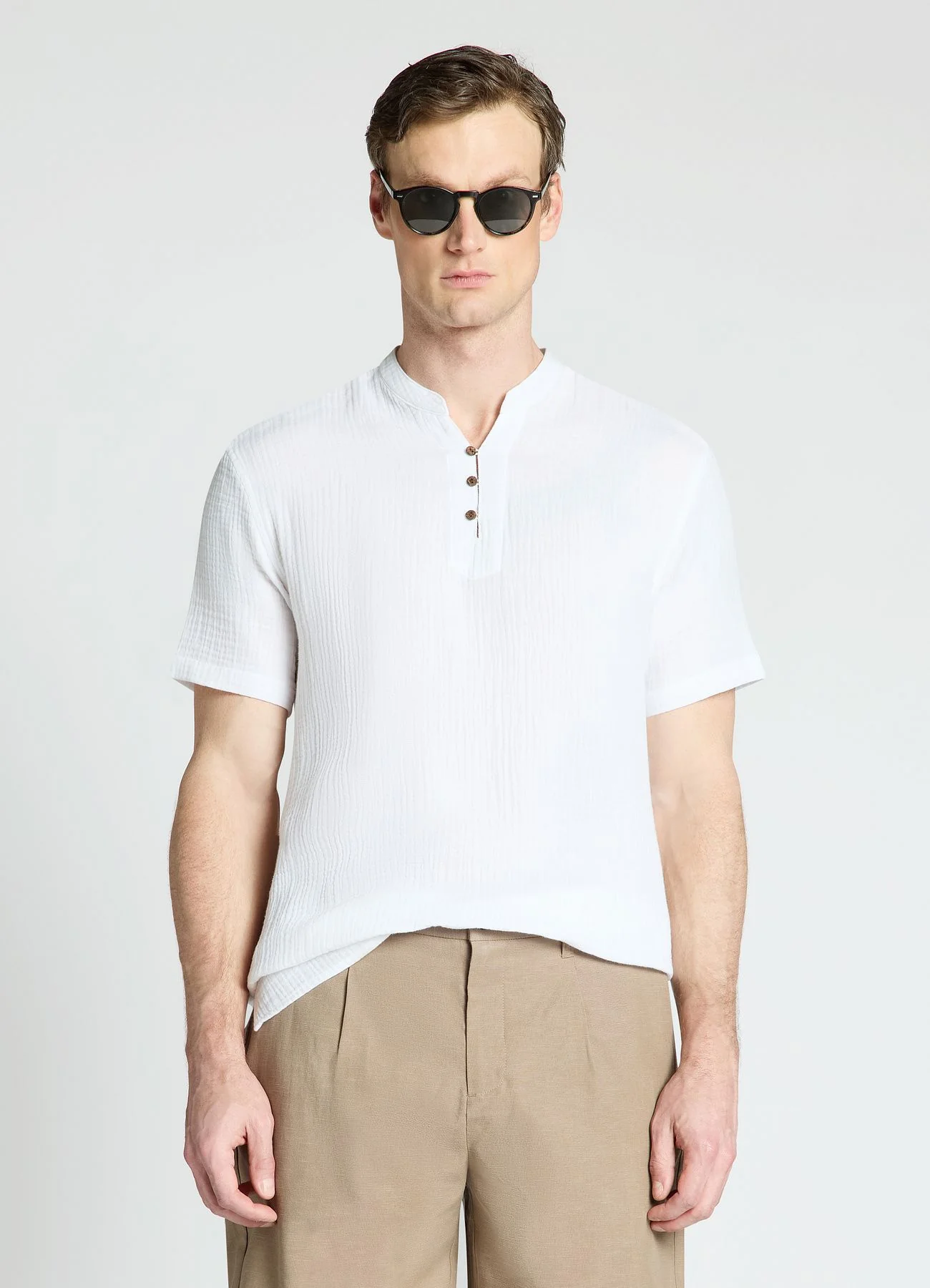 Camicia con collo alla coreana e bottoni