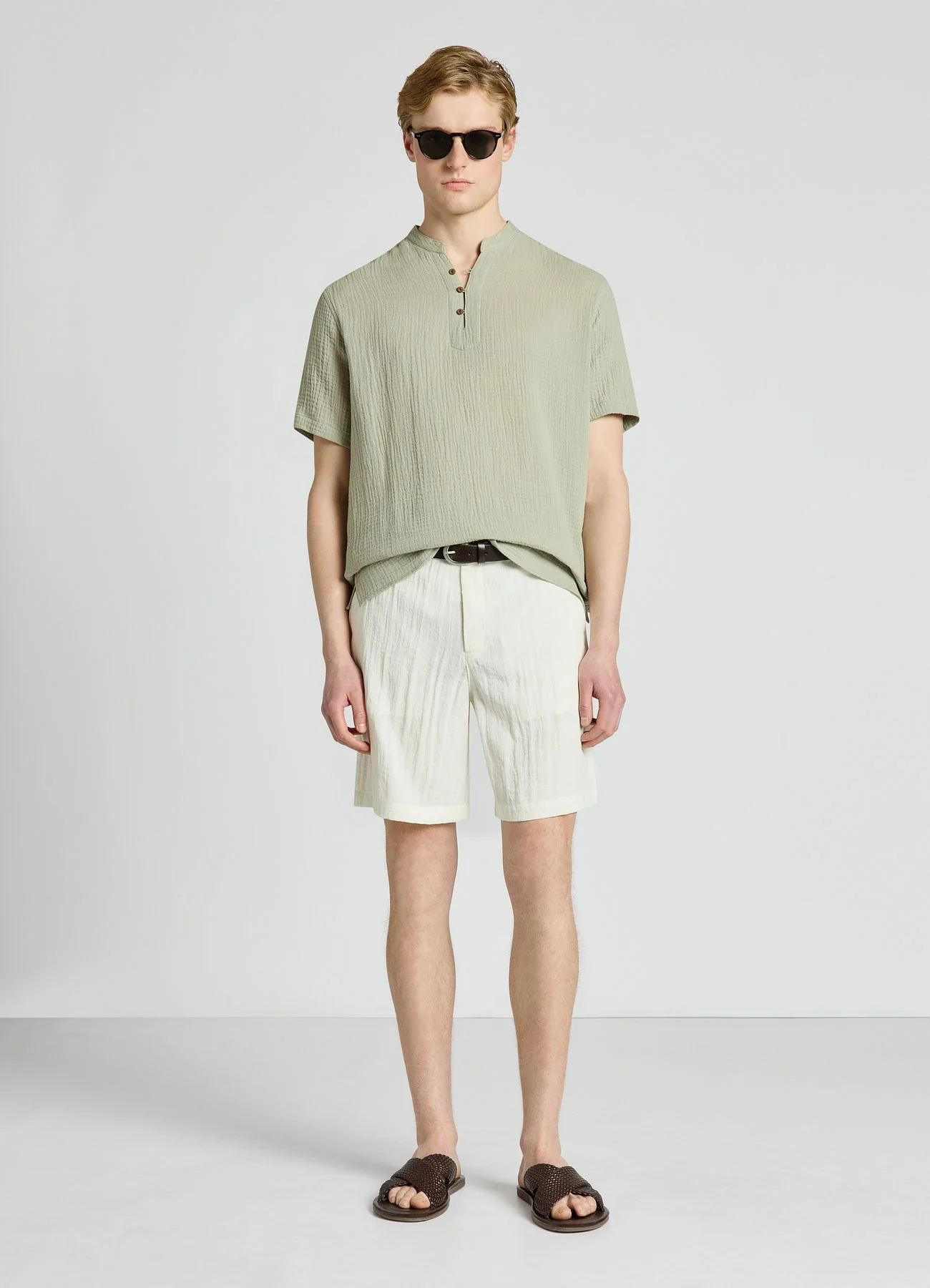Camicia con collo alla coreana e bottoni