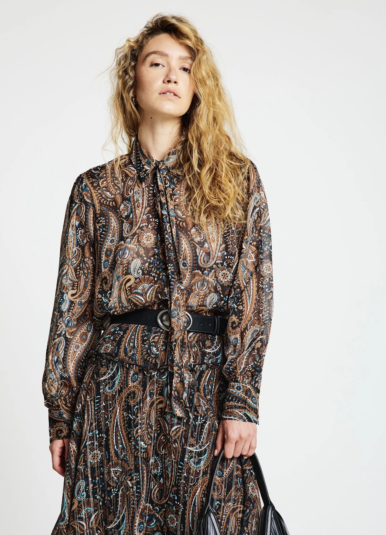 Camicia con fiocco e stampa paisley