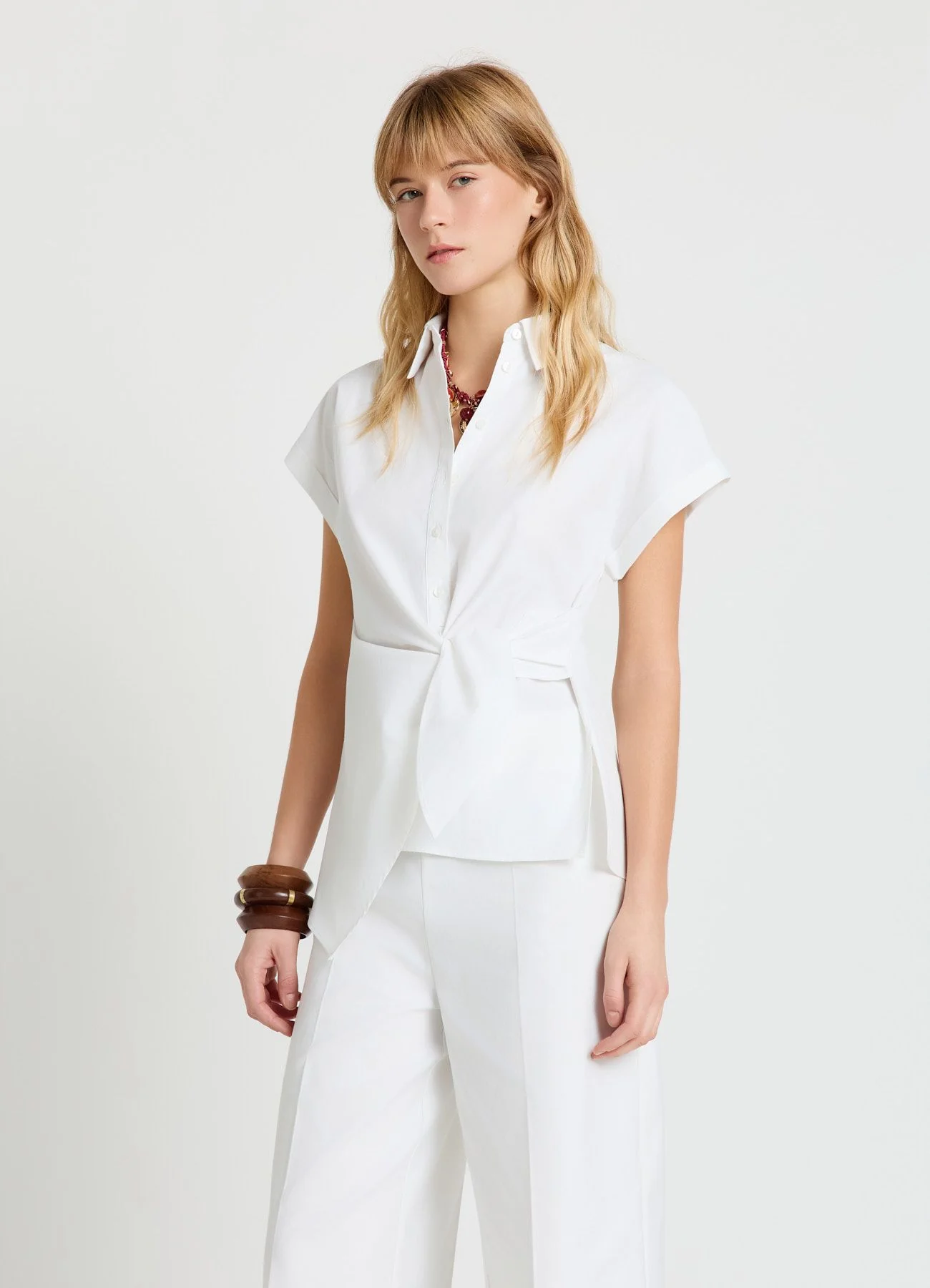 Camicia con nodo sul fianco e mezza abbottonatura