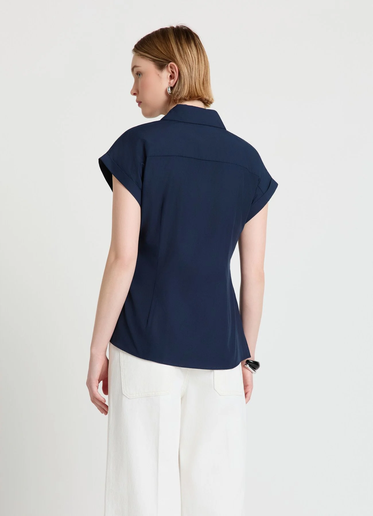 Camicia con nodo sul fianco e mezza abbottonatura