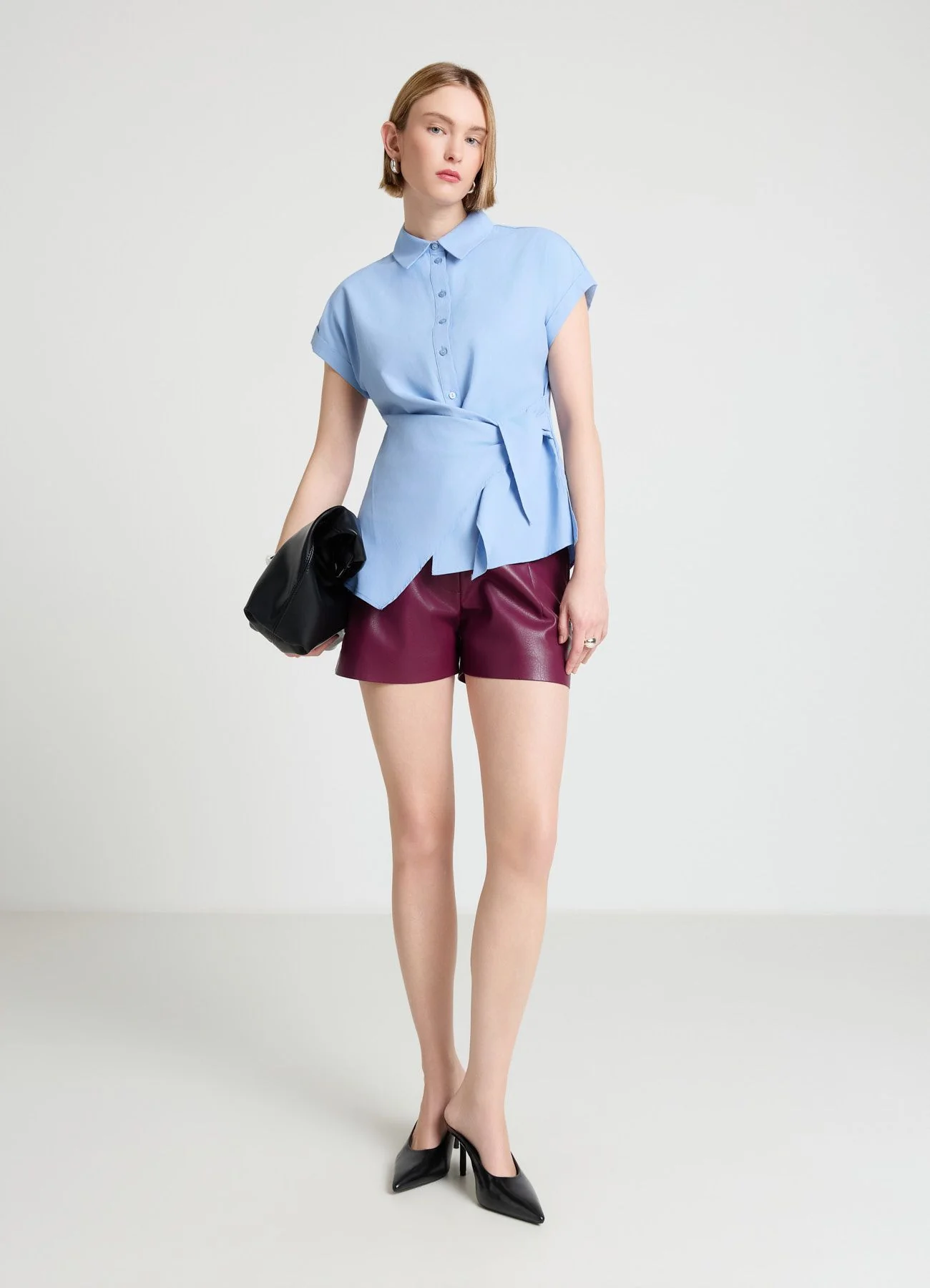 Camicia con nodo sul fianco e mezza abbottonatura