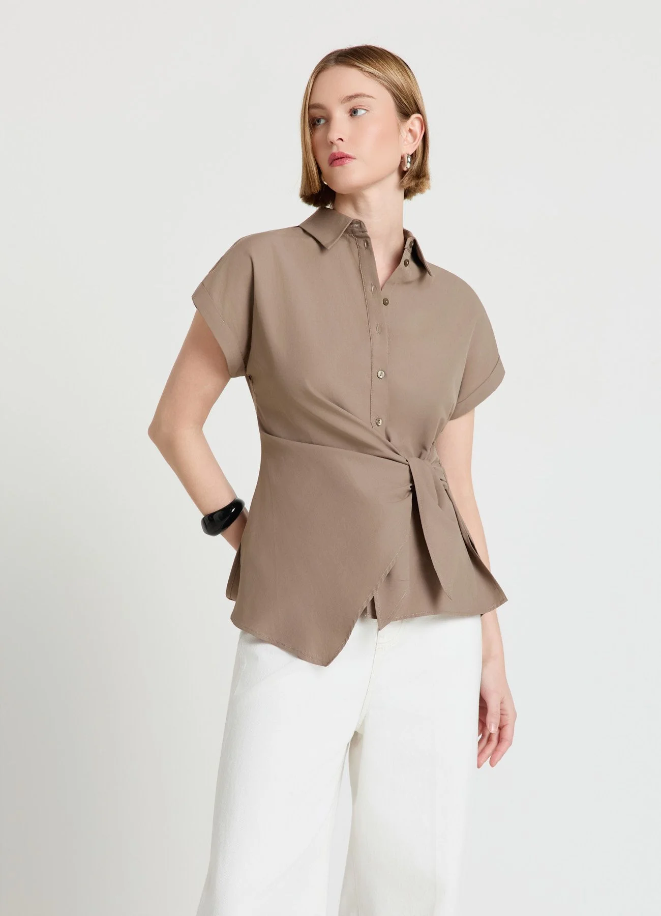 Camicia con nodo sul fianco e mezza abbottonatura
