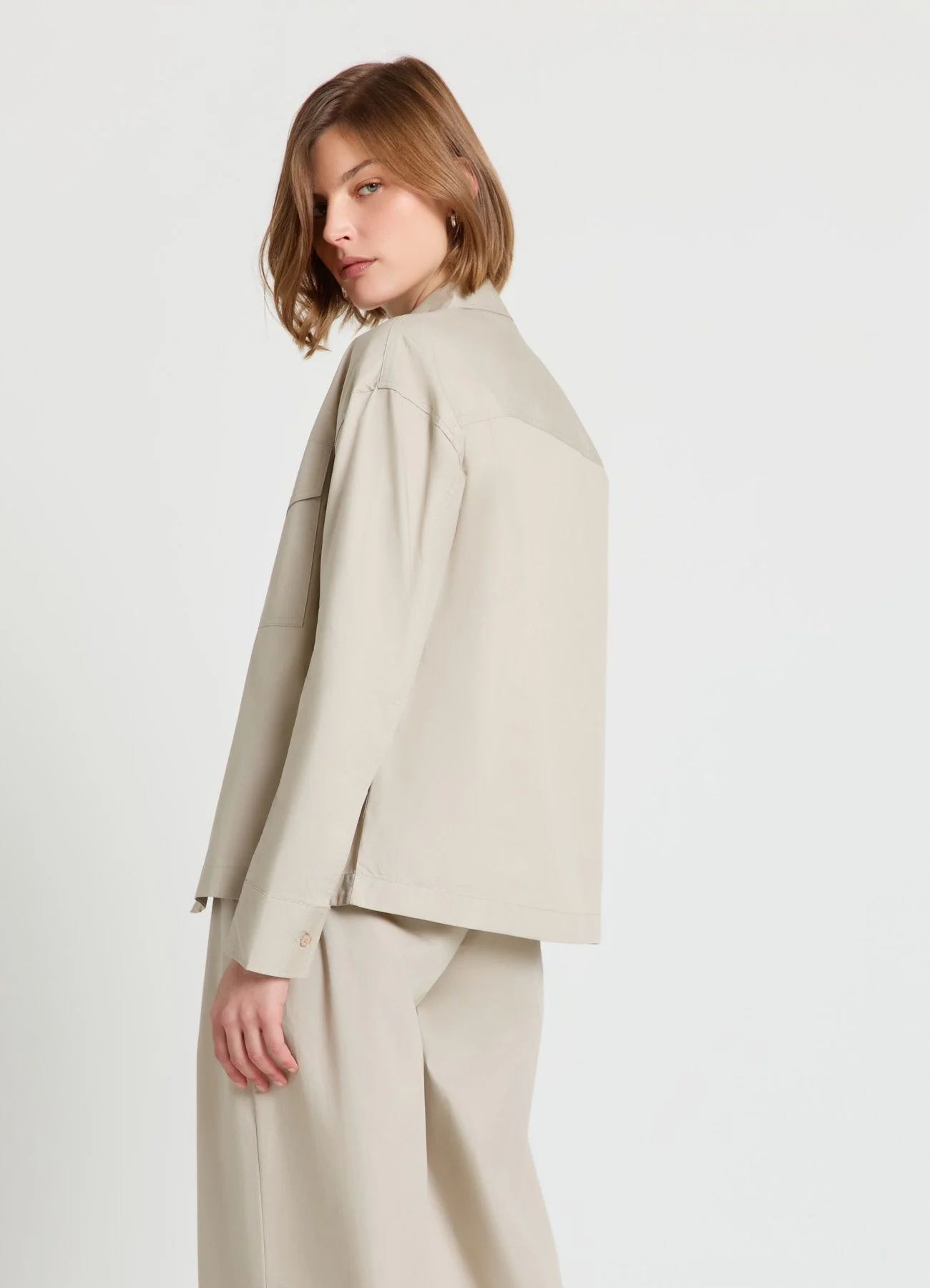 Camicia con tasche e bottoni - Image 2