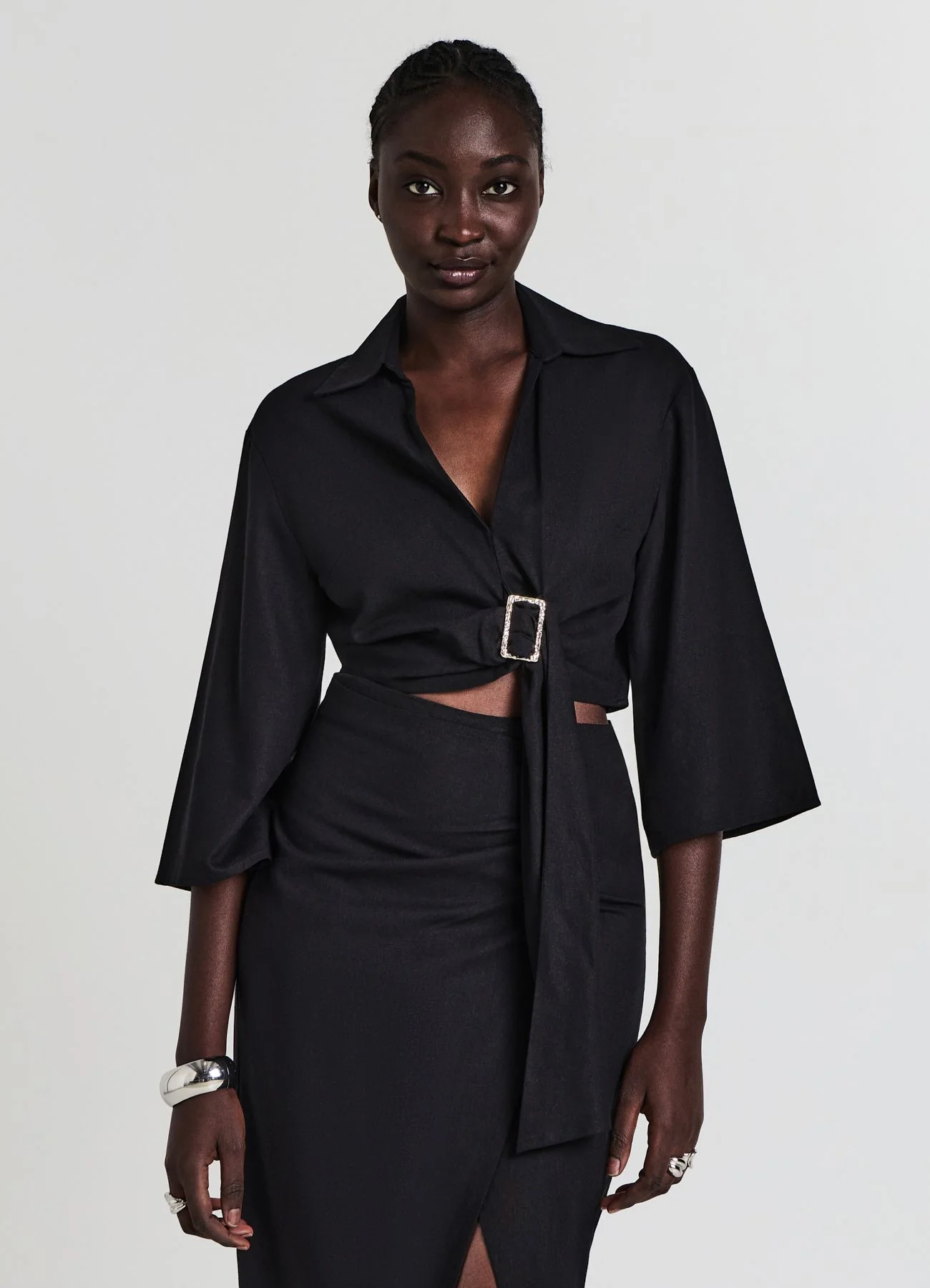 Camicia crop con fibbia