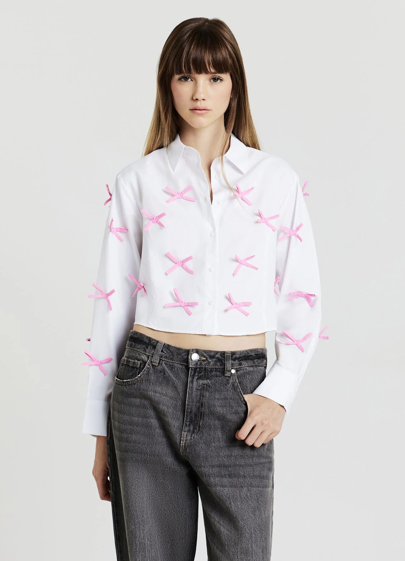 Camicia crop con fiocchi applicati