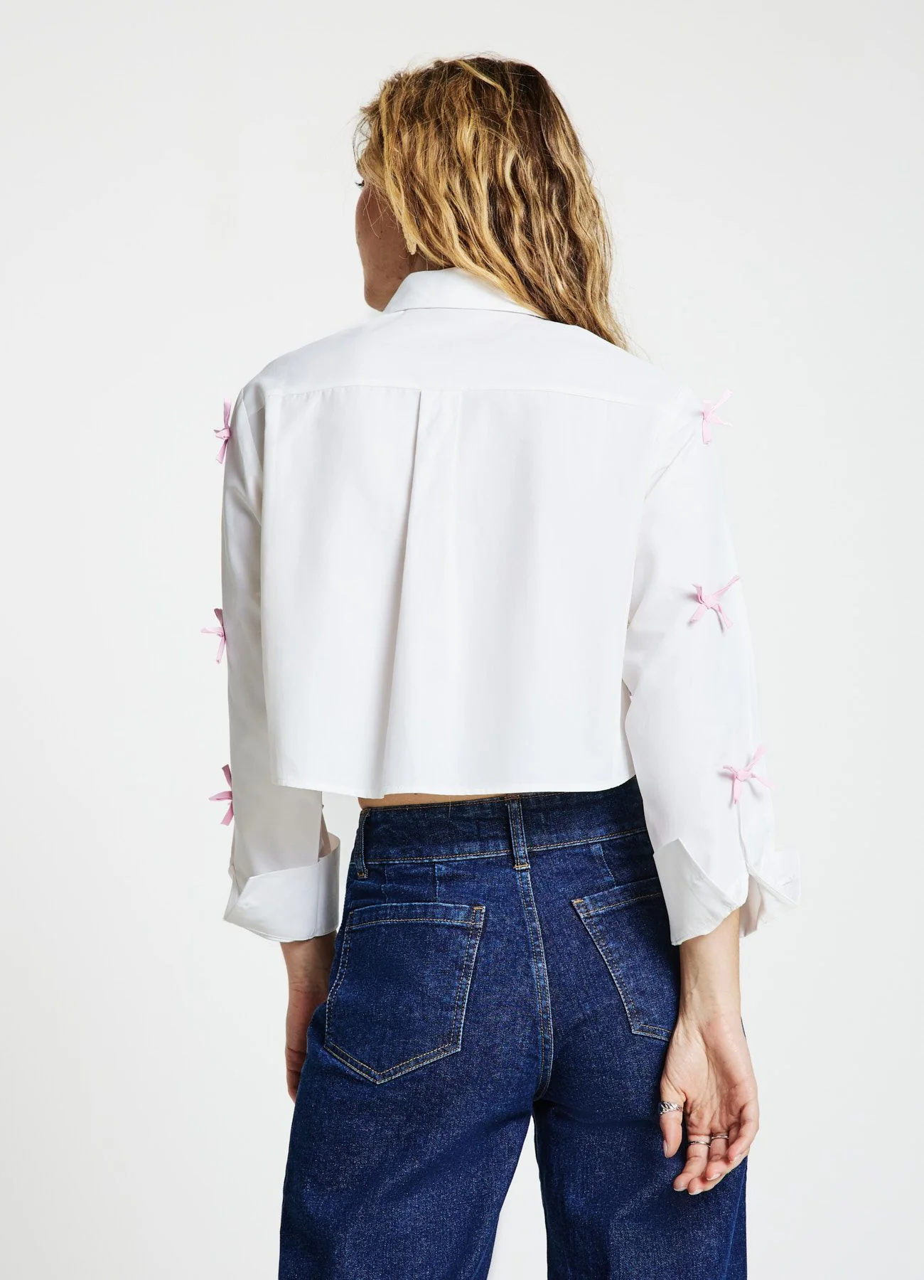 Camicia crop con fiocchi applicati
