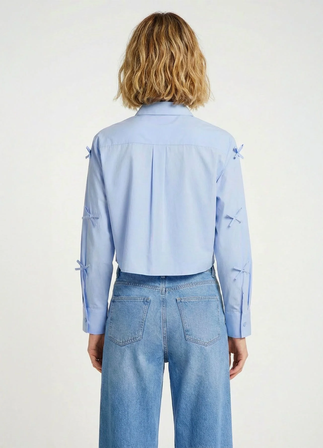 Camicia crop con fiocchi applicati