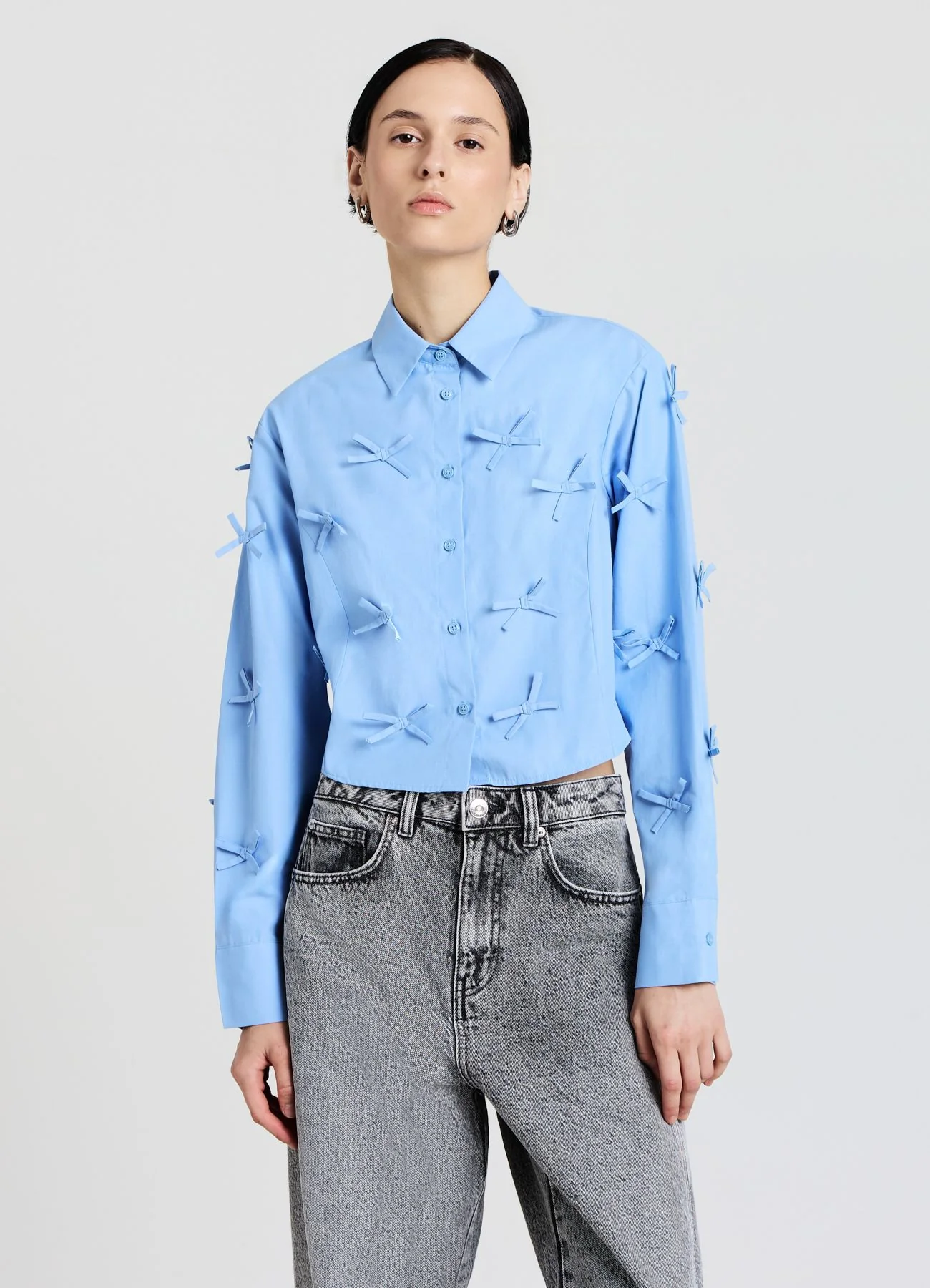 Camicia crop con fiocchi applicati - Image 3