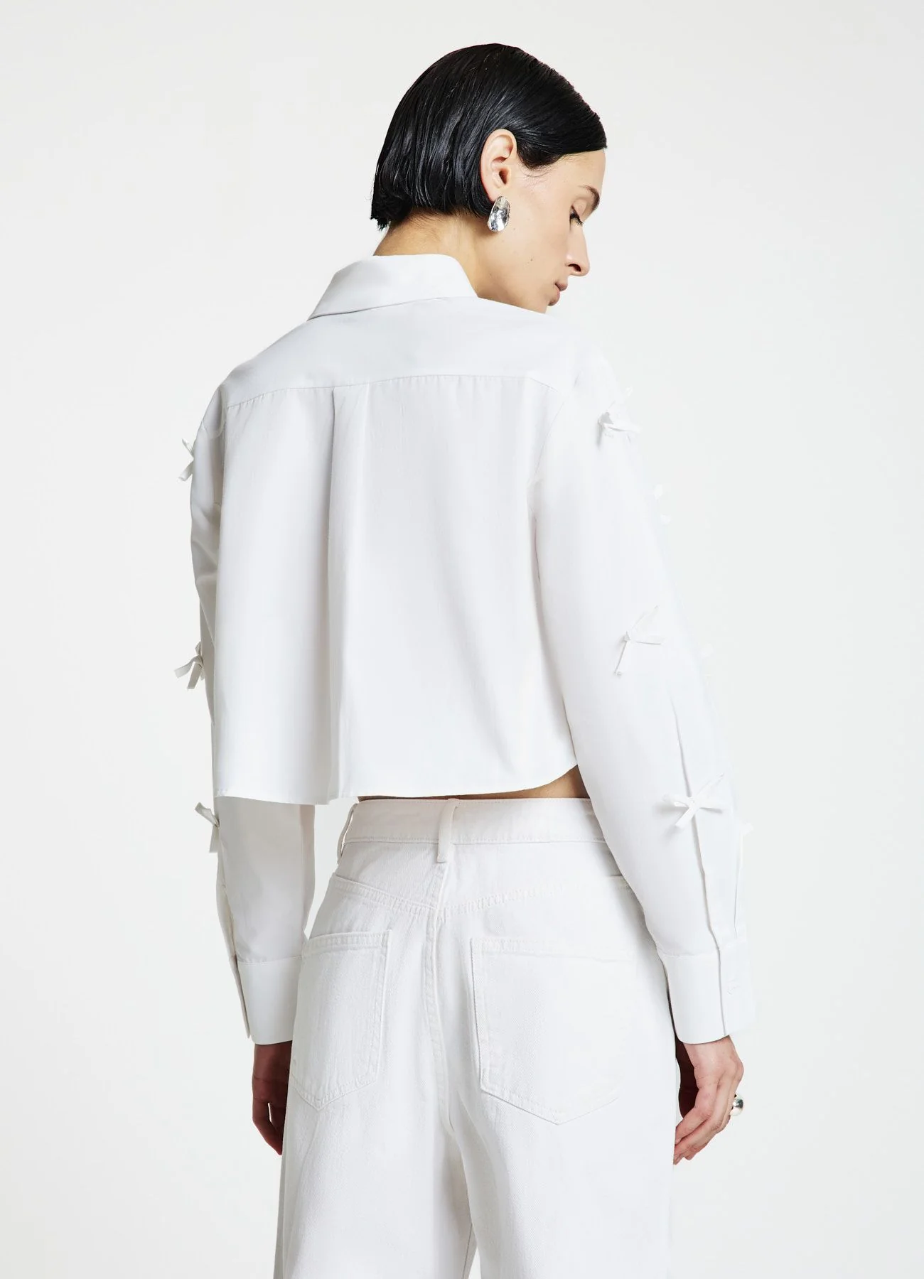 Camicia crop con fiocchi applicati