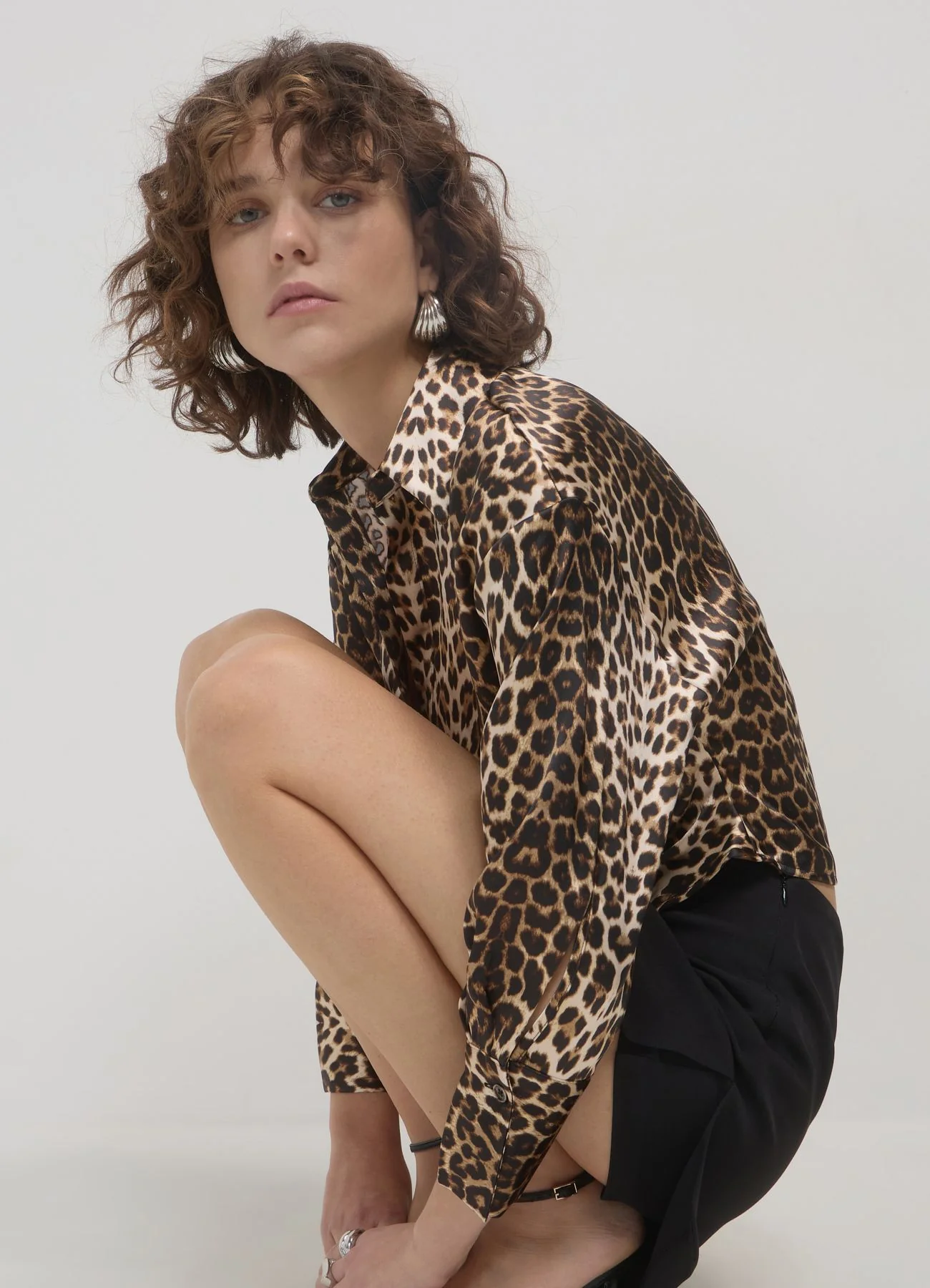 Camicia crop simil satin fantasia animalier - Image 2