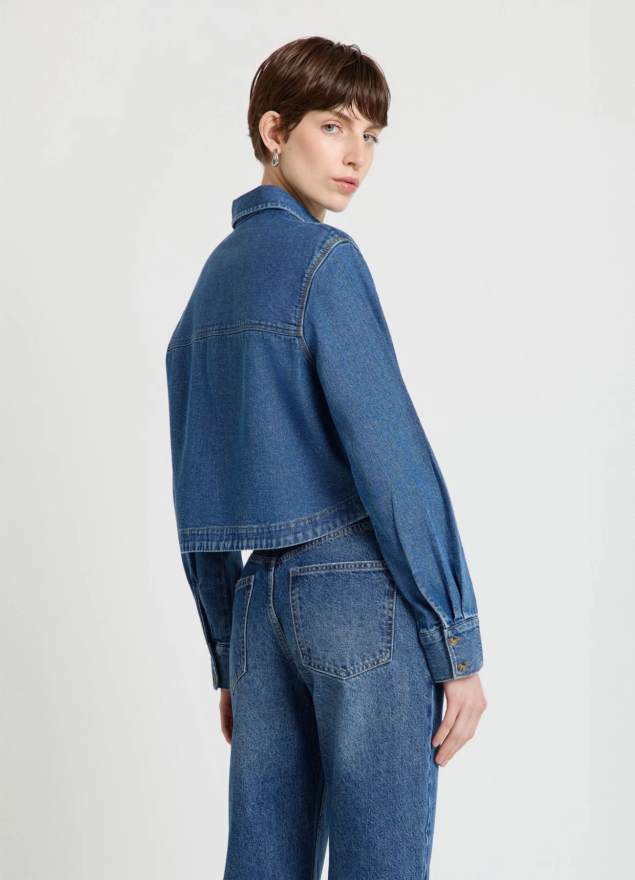 Camicia denim crop con bottoni - Image 2