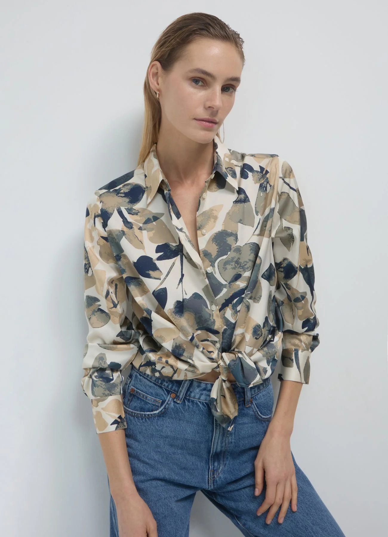 Camicia simil satin a fiori - Image 2