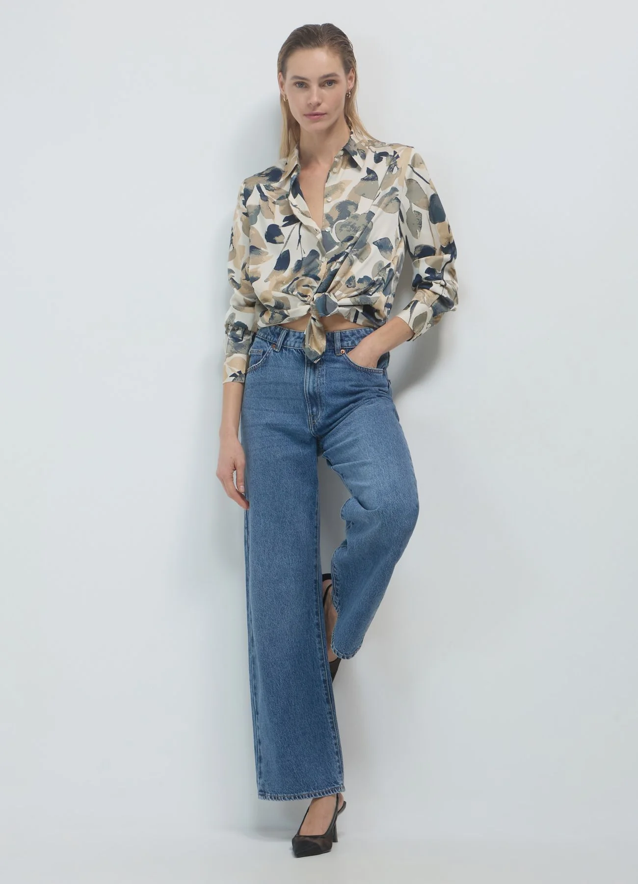 Camicia simil satin a fiori - Image 3