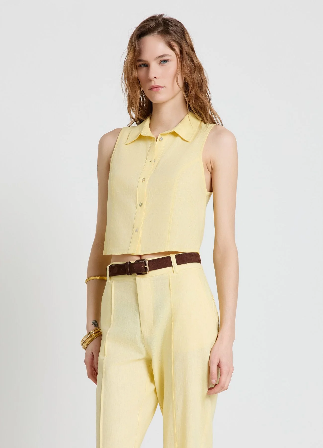 Camicia smanicata in lino tinta unita - Image 2
