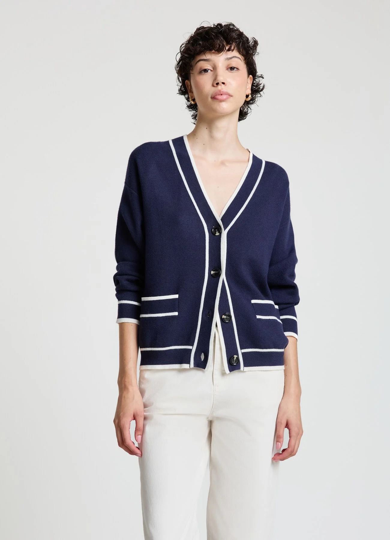 Cardigan con profili a contrasto e scollo a V
