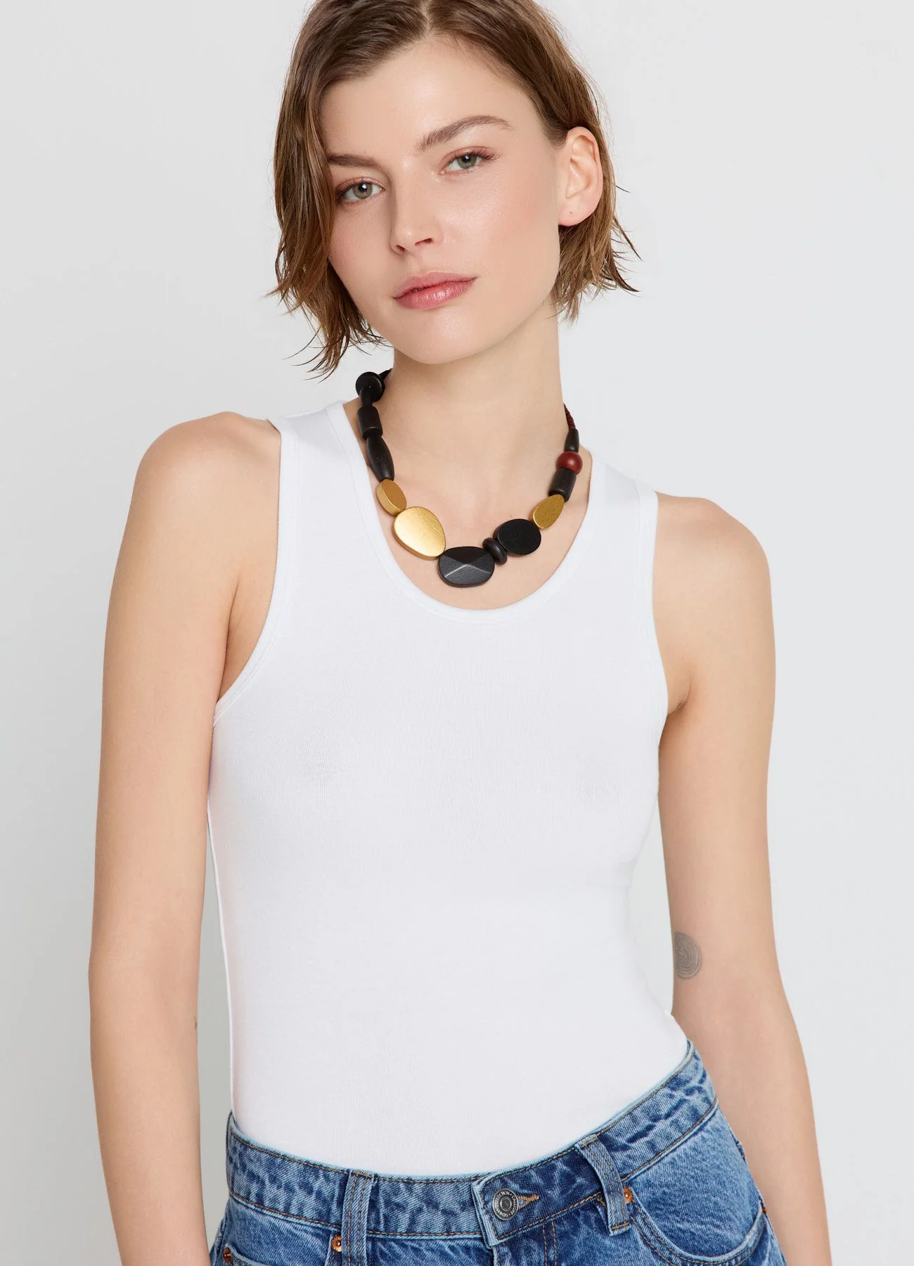 Collana con pietre e perline in legno