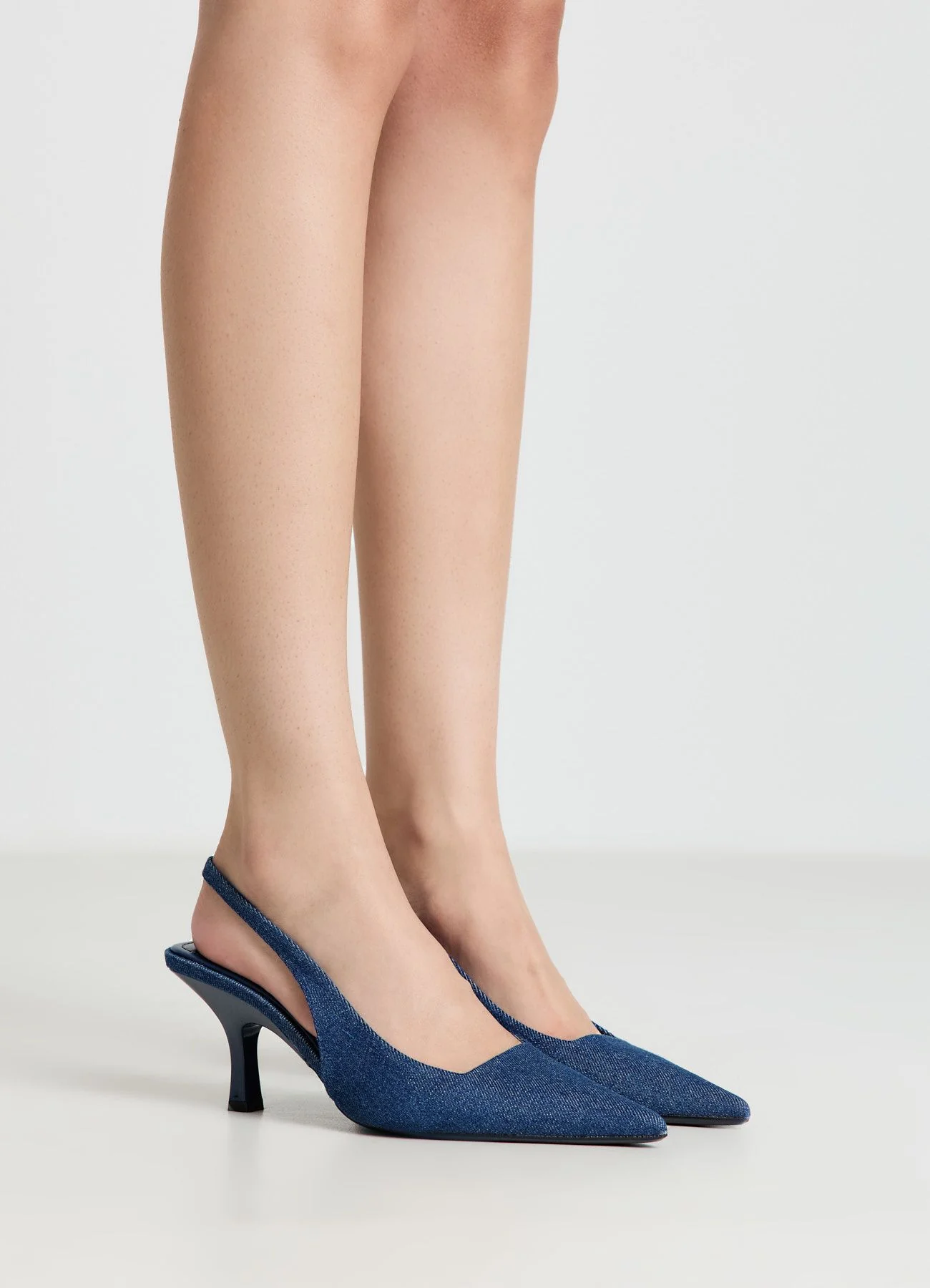 Décolleté slingback in canvas
