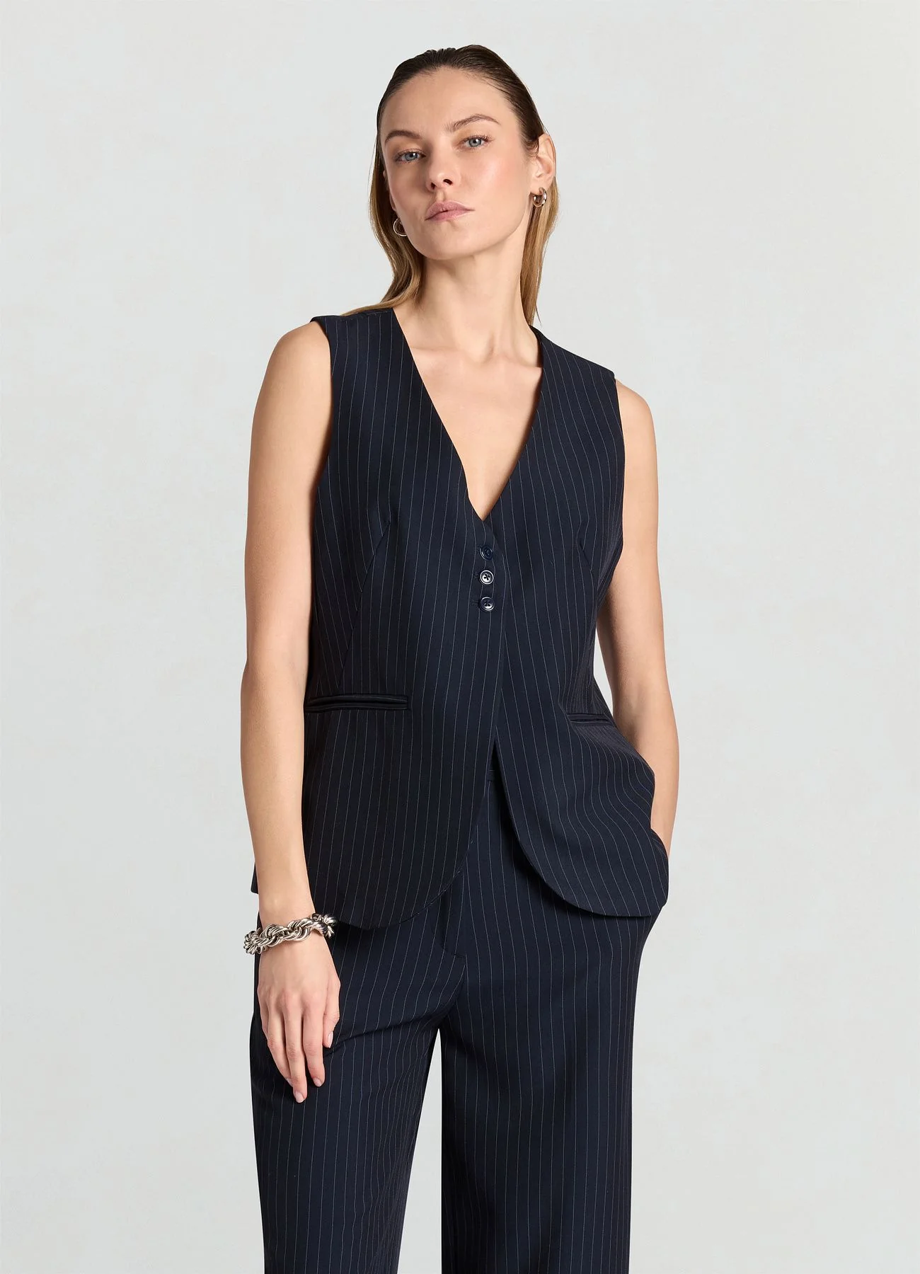 Gilet gessato con abbottonatura alta - Image 3